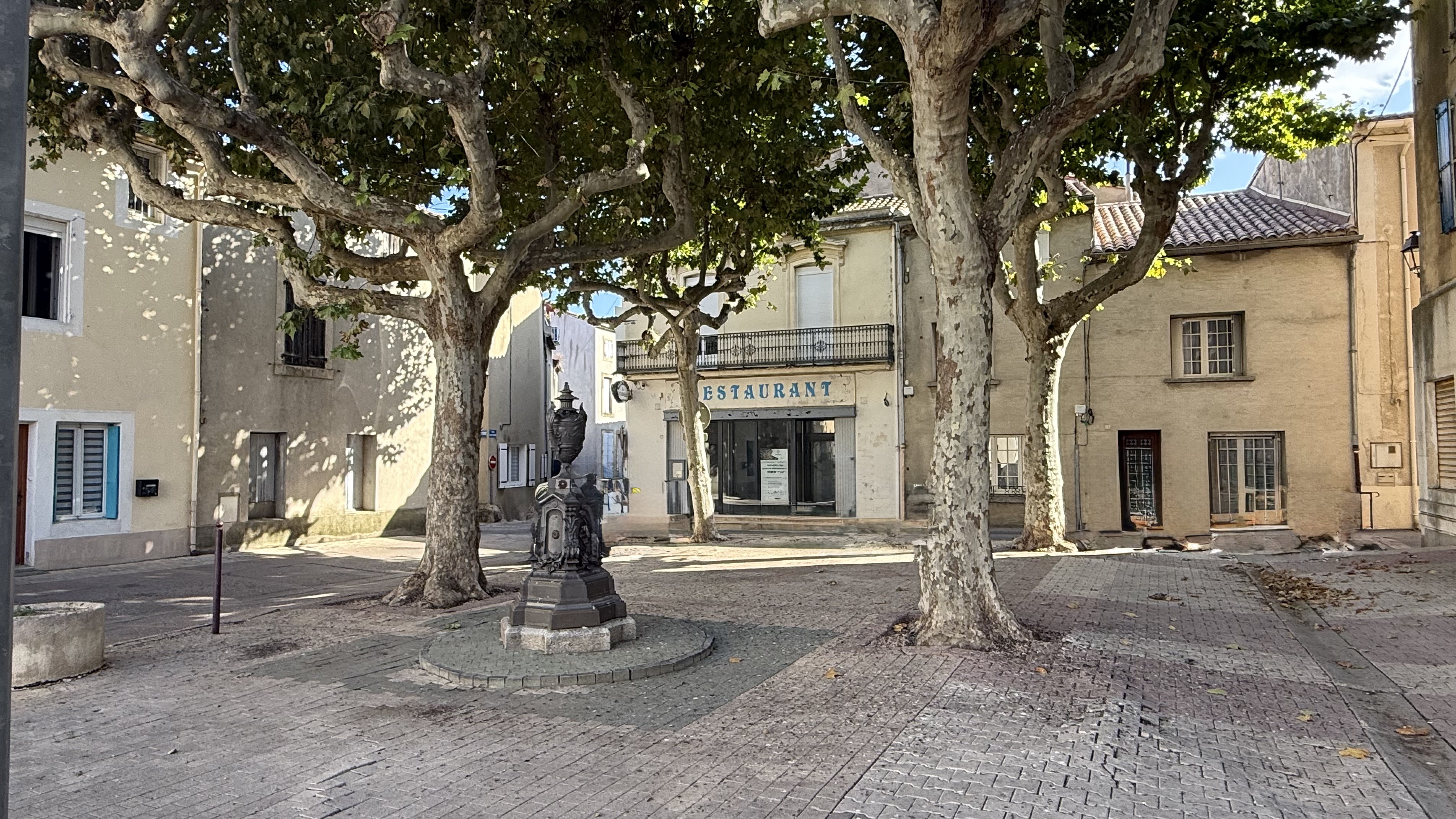 Petite ville bourg-centre située au cœur d'un bassin de vie de 7000 habitants. Olonzac se démarque par ses sites touristiques à proximité avec le canal du midi,  la Cité de Minerve, les Gorges de la Cesse et du Brian et les activités nautiques du lac de Jouarres. Située entre Carcassonne et Beziers, à 40 mn du littoral et à moins de 2 heures des Pyrénées Catalanes, la commune dispose de nombreux équipements publics, crèche intercommunale, groupe scolaire et collège, maison de santé, France services, SDIS, gendarmerie, antenne départementale…
La commune d'Olonzac a procédé à l'acquisition d'un restaurant traditionnel qu'elle souhaite aujourd'hui louer pour la même activité. Le bien a été entièrement rénové et se compose d'une salle principale d'une superficie 70 m², d'une cuisine à équiper de 30 m² , de sanitaires PMR et d'un local sanitaire et douche pour le personnel avec possibilité de terrasse ombragée d'une superficie de 40 m² et d'un parking public de 250 m².