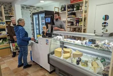 Vous souhaitez reprendre une supérette située au cœur d’une commune avec un patrimoine historique incroyable et faisant partie de l’un des plus beaux villages de France ?

Magasin clé en main, avec un très bon emplacement juste à côté de la boulangerie, à reprendre au cœur du Cantal, à seulement 45 minutes de la préfecture Aurillac.

Surface de vente de 40m² et une petite réserve de 30 m².
CA de 301 000 € TTC au dernier bilan (exercice sur 17 mois).
Loyer mensuel HT de 705 €.

Ouvert du mardi au samedi de 9h à 13h et de 16h à 19h ; le dimanche de 9h à 12h30.

Un peu plus de 300 habitants à l’année ; en revanche, très gros impact touristique pendant la saison avec 300 000 visiteurs !

Services en place : dépôt de pain, fromage à la coupe, marée TRAD, petite restauration maison, produits locaux, livraisons à domicile…

Vente du fonds de commerce à 50 000 €.
Pas de frais d’agence !
Disponibilité immédiate. Profil solo uniquement avec de l’aide l’été (employé ou conjoint).
15 à 20 000 € d’apport requis seulement.

CETTE OFFRE VOUS CORRESPOND ? Contactez-nous !