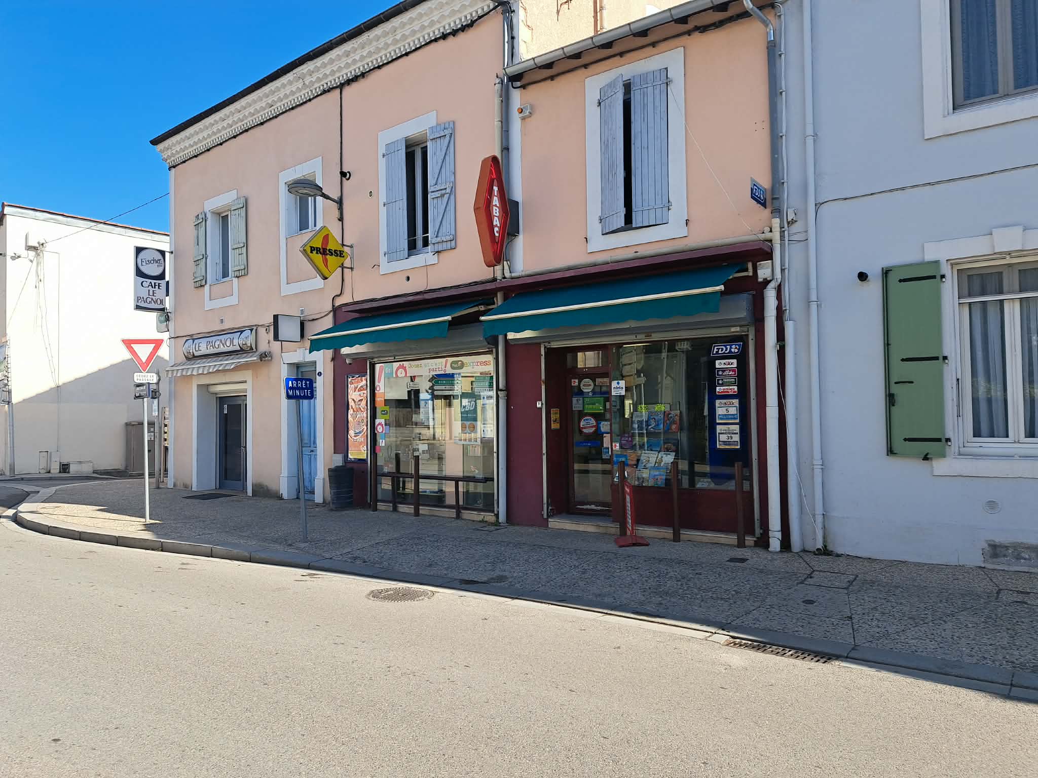 🔥 TABAC – FDJ – PMU – PRESSE | EMPLACEMENT N°1 | FORT POTENTIEL 🔥

📍 Le Teil (Ardèche) – à 15 min de Montélimar / 30 min de Valence

🚨 OPPORTUNITÉ RARE – DÉPART À LA RETRAITE EFFECTIF (fermeture envisagée)
Commerce exploité depuis +15 ans, à reprendre rapidement – prix attractif.

💼 LE COMMERCE

Situé au cœur d’une commune dynamique de 9 000 habitants, ce Tabac – Presse – FDJ – PMU bénéficie d’un :
✔ Emplacement central avec fort passage
✔ Excellente visibilité (façade rénovée récemment)
✔ Environnement commerçant (boulangerie, bar, restaurant, pharmacie…)
✔ Stationnement facile + arrêt minute devant

📊 SURFACE & ÉQUIPEMENTS

Surface de vente : 75 m²
Réserve : 10 m²
2 vitrines – 17 mètres linéaires presse (60 m développés)
Local sécurisé : coffre, alarme, vidéosurveillance, rideaux métalliques, vitres anti-effraction
Matériel récent : caisse (2024), copieur / scanner / mail

🛍️ ACTIVITÉS

Tabac
FDJ / Loto / Amigo
PMU + borne express
Presse
CBD
Carterie, cadeaux
Confiserie, boissons
Licence 3 (vente à emporter)
Compte Nickel

👉 Activité complète + revenus diversifiés

🚀 FORT POTENTIEL DE DÉVELOPPEMENT

De nombreuses pistes pour augmenter le chiffre d’affaires :
Élargir les horaires
Développer relais colis
Renforcer offre e-liquides / chicha
Développer produits à marge (cadeaux, souvenirs, snacking…)

👉 Commerce sain, avec potentiel immédiat de croissance

💰 CONDITIONS

Loyer attractif
Bail 3/6/9 renouvelé
Prix de vente : à débattre

👤 PROFIL IDÉAL

✔ Couple ou repreneur motivé
✔ Projet de reconversion
✔ Commerçant souhaitant développer un point de vente à fort potentiel

📞 Contact direct par téléphone pour plus d’informations ou organiser une visite
👉 Opportunité à saisir rapidement !