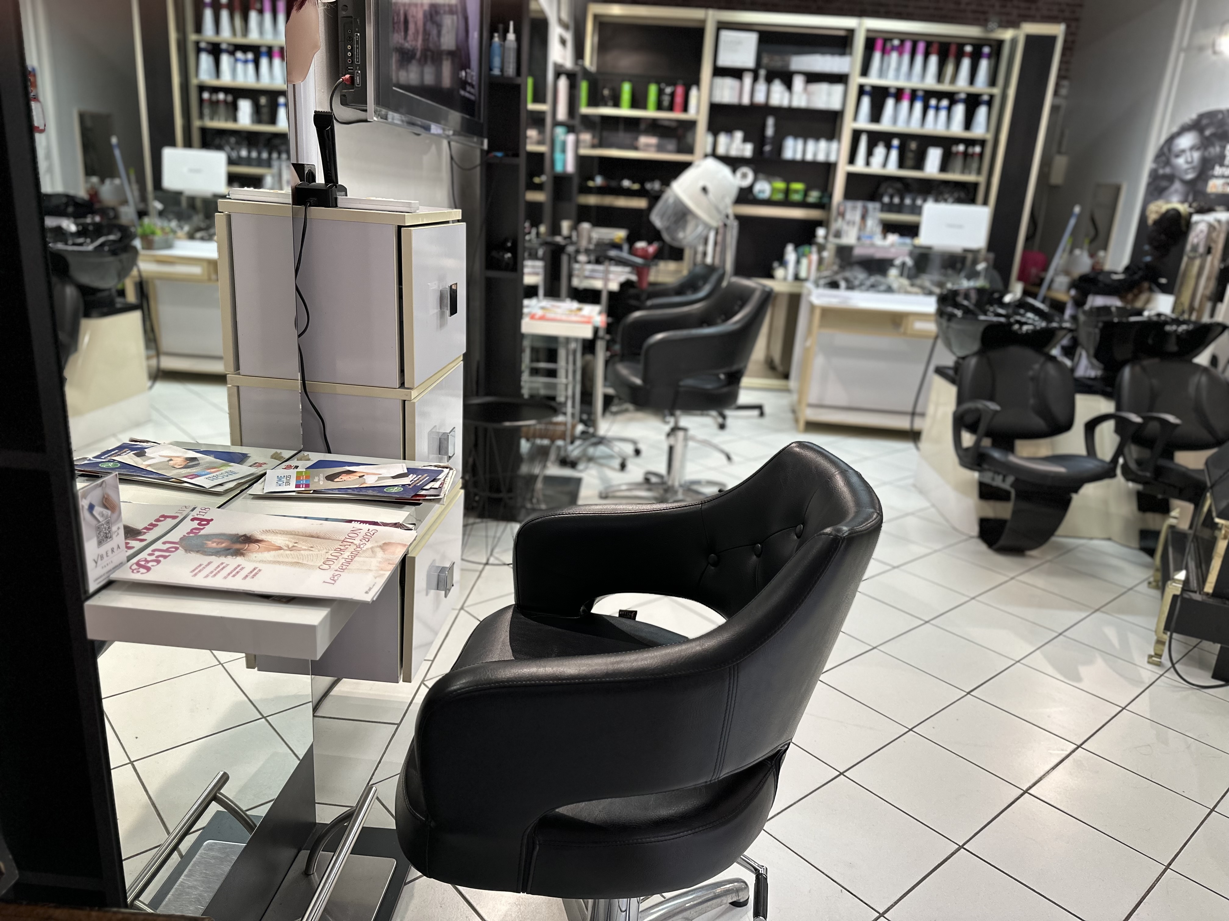 Louisiane Coiffure, créé en 2018, est aujourd’hui disponible à la vente au 130, rue Général de Gaulle, en plein cœur d’une rue piétonne dynamique, offrant une visibilité exceptionnelle et un fort passage.

Un emplacement stratégique :
	•	Loyer attractif : 549 € charges comprises
	•	Parking à seulement 50 m
	•	Surface de 33 m² + réserve de 28 m² (possibilité d’aménagement en appartement après travaux)

Un salon prêt à travailler :
	•	3 postes de coiffage
	•	3 bacs de lavage
	•	Climatisation
	•	Ambiance moderne et accueillante

 Une affaire saine et rentable :
	•	Justificatifs bancaires et URSSAF disponibles sur 5 ans
	•	Clientèle fidèle et régulière en constante progression
	•	Chiffre d’affaires solide et justifié

 Une opportunité rare :
Ce salon combine stabilité, rentabilité et fort potentiel de développement. Une véritable affaire clé en main, idéale pour un(e) professionnel(le) ambitieux(se) souhaitant reprendre une activité florissante et pérenne.

Cause par l’étranger, je me retrouve à vendre mon salon à contrecœur.
Si besoin 06 33 42 26 15.