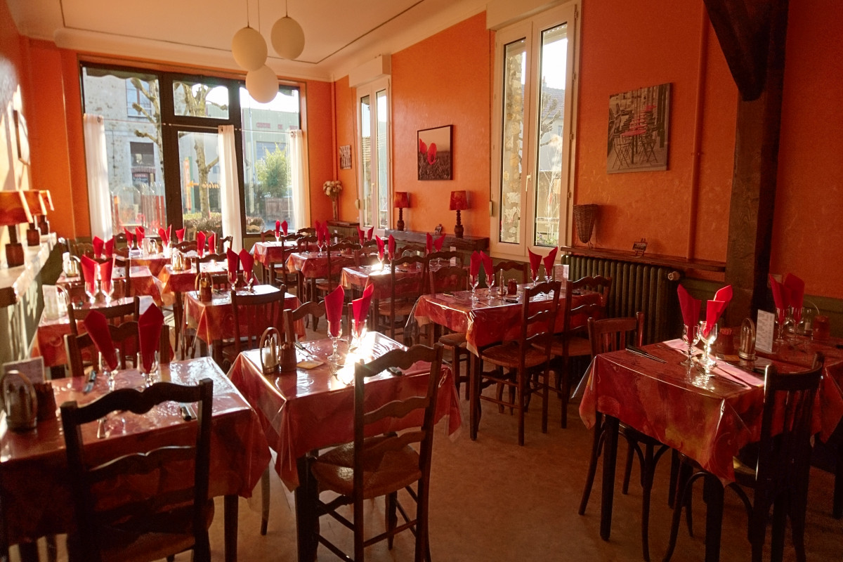 Cause départ en retraite,

Vends très belle affaire au c?ur du Parc naturel régional du Perche,
capitale gastronomique du Boudin noir, à 1h45 de Paris.

Idéalement située en entrée de ville sur un axe principal, proposant :

- une belle terrasse d'une capacité de 30 couverts,
- une salle de 38 couverts avec buffet réfrigéré,
- une salle de 80 couverts avec grande vitrine réfrigérée, 
- Bar licence IV avec espace de restauration de 12 couverts
Capacité d'accueil total : 160 places assises,

Cuisine équipée, local à plonge et réserves. 
Stationnement gratuit et parking privatif.

Cuisine traditionnelle servie actuellement du lundi au vendredi, le midi uniquement.
Fermé le samedi et le dimanche, affaire à développer.

Clientèle principalement ouvrière et VRP, mais aussi de proximité et de passage.

Prix du fond de commerce : 120 000?

Affaire à vendre avec immeuble de 447m2 comprenant :
- au premier étage un espace à rénover de 8 pièces (dont 2 pièces déjà refaites à neuf)
- au deuxième étage un appartement totalement rénové (salon séjour, cuisine aménagée, salle de bain attenante à la chambre parentale, une chambre enfant)

Prix de l'immeuble : 350 000? 

Contact : 06.27.13.40.05