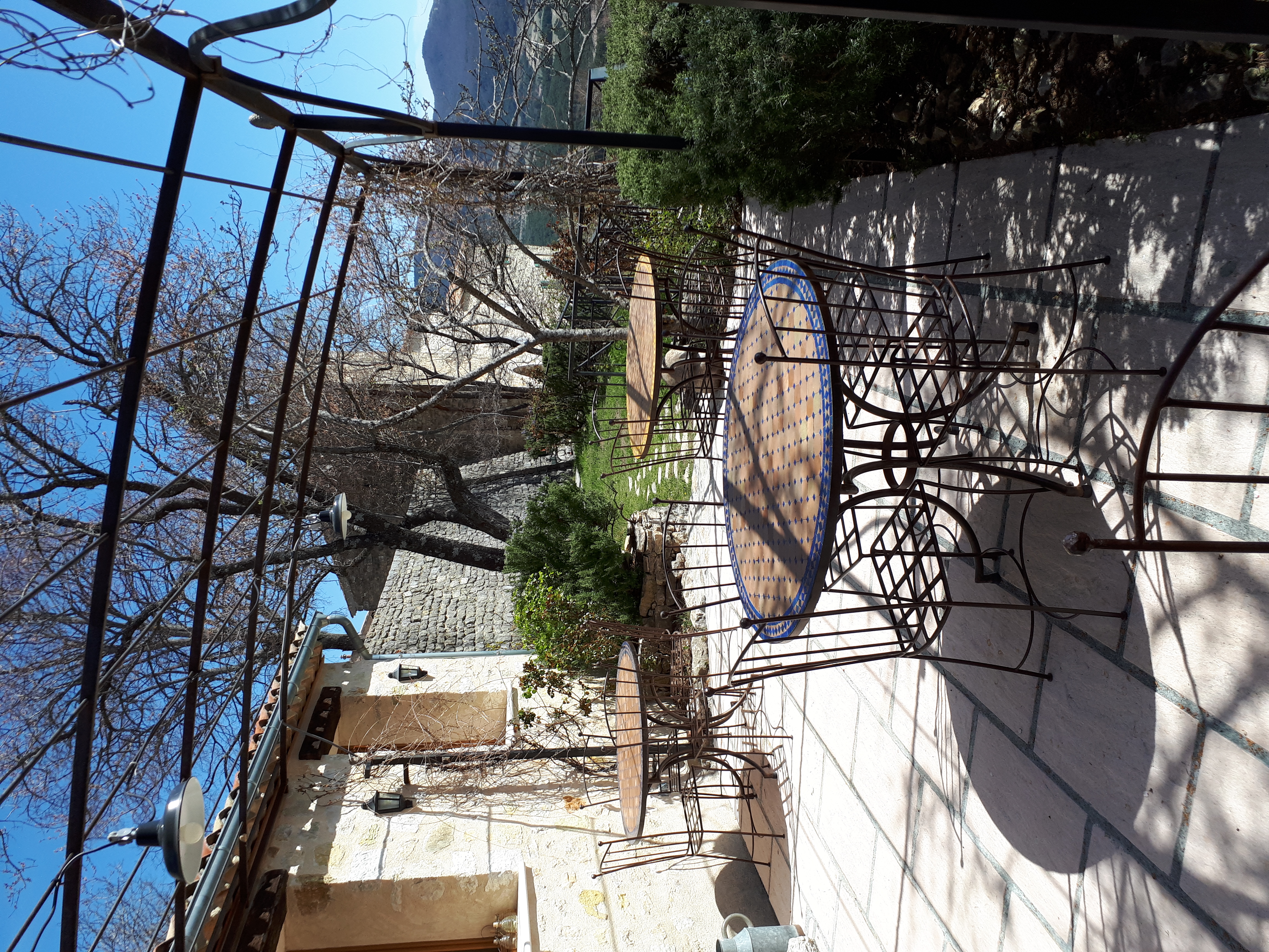 Vend fdc possibilite murs loyer mensuel 800 euros restaurant brasserie emplacement exceptionnel dans village Xll e siecle touristique proche des gorges du Verdon 25km. 25 places intérieur 50 places extérieures pergola jardin batiments refait à neuf en 2017 aux normes énergétiques et haccp. Propose un logement a proximité non meublé pour 550 euros par mois dans maison de village indépendant 70 m2 avec 1 etage et 1 mezzanine