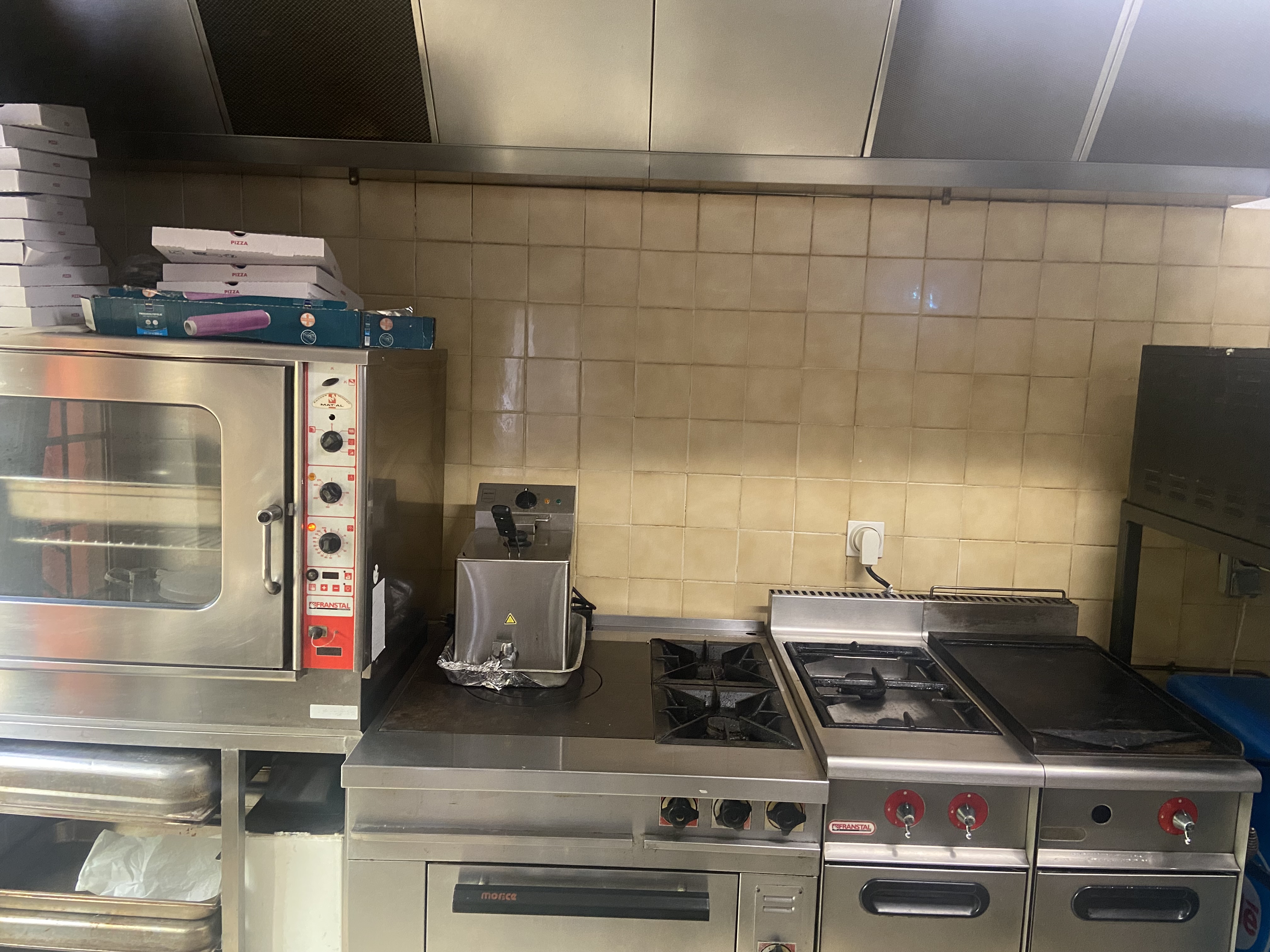 À vendre fonds de commerce restaurant traditionnel avec licence IV, situé à Malataverne, à proximité immédiate de la sortie d’autoroute A7 et d’une zone artisanale en plein essor.en activité depuis 9 ans .chiffre d’affaire stable 
Établissement à fort potentiel, idéal pour un couple ou un professionnel de la restauration.
• 40 couverts en salle + 40 en terrasse
• Deux salles de restaurant + salle de bar + bar d’été
• Réserve, cave et logement de fonction
• Loyer : 1 700 € / mois
• Prix de vente du fonds : 85 000 €
• Travaux de rafraîchissement à prévoir
• Parking à proximité

📞 Premier contact par message présentation de projet et expérience minimal souhaité (curieux s’abstenir , pas d’agence merci )