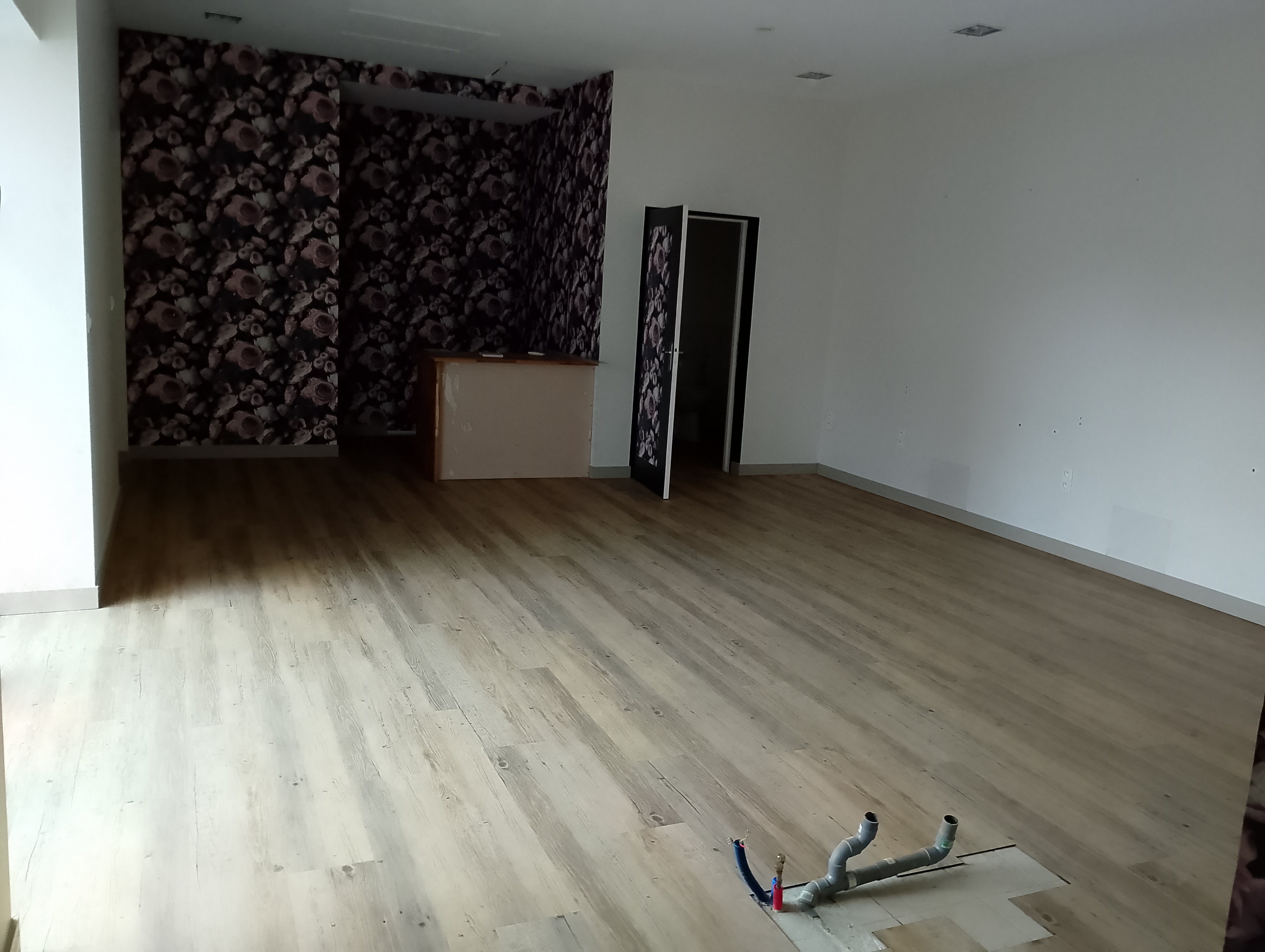 La commune de Valdivienne propose à la location un local à destination de Salon de Coiffure.
D’une surface totale d’environ 56 m², il se compose de :
- une pièce principale lumineuse de 43,2 m²,
- une salle de soin / bureau de 10 m²,
- une réserve de 2,8 m²,
- un WC accessible PMR.

Local fonctionnel, bénéficiant d’une bonne visibilité et d’un emplacement central.

💶 Loyer mensuel : 270,00 €

📍 Adresse : 4 rue du Temple, 86300 Valdivienne

Pour tout renseignement complémentaire ou pour organiser une visite, merci de contacter la mairie de Valdivienne.