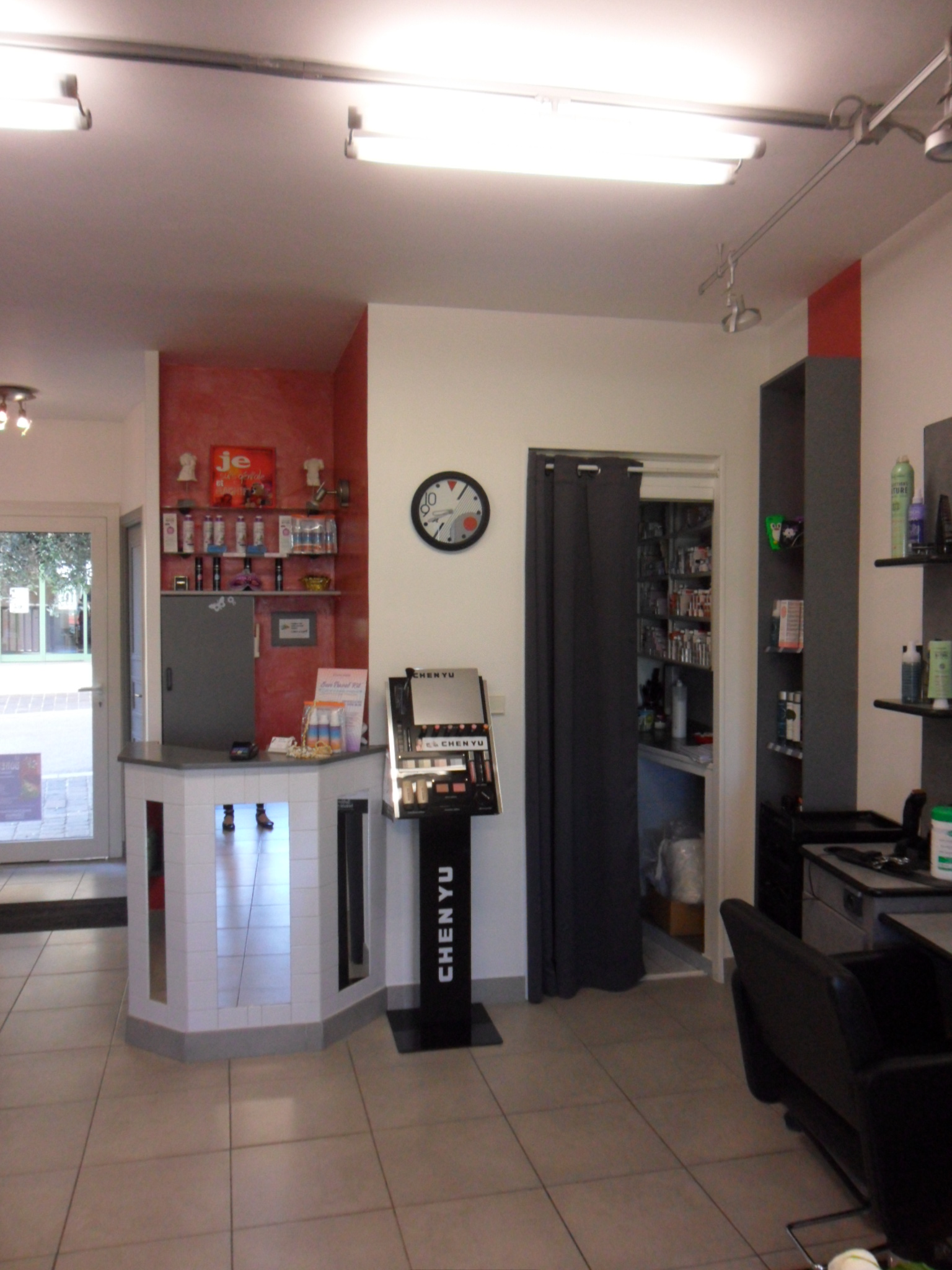 Bien commercial.Situé en plein coeur du village,à 10 km du centre de Nice,face à la mairie et à coté de la pharmacie donc bénéficiant d 'une bonne visibilité,ce local commercial d' une superficie de 48 M2 est actuellement exploité en salon de coiffure et boutique de produit de beauté mais le bail permet toute autre activité.
Le local est en bon été général et dispose d 'une terrasse privative.
Atouts :
emplacement stratégique,fort passage piéton et visibilité maximale.

Local polivalent est bien entretenu

Possibilité d' adpter l' activité selon vos besoins.
PRIX DE VENTE:50 000 Euros
Loyer mesuel :853 euros HT/HC
Ideal pour lancer ou dévelloper votre activité commerciale dans un environnement
dynamique.