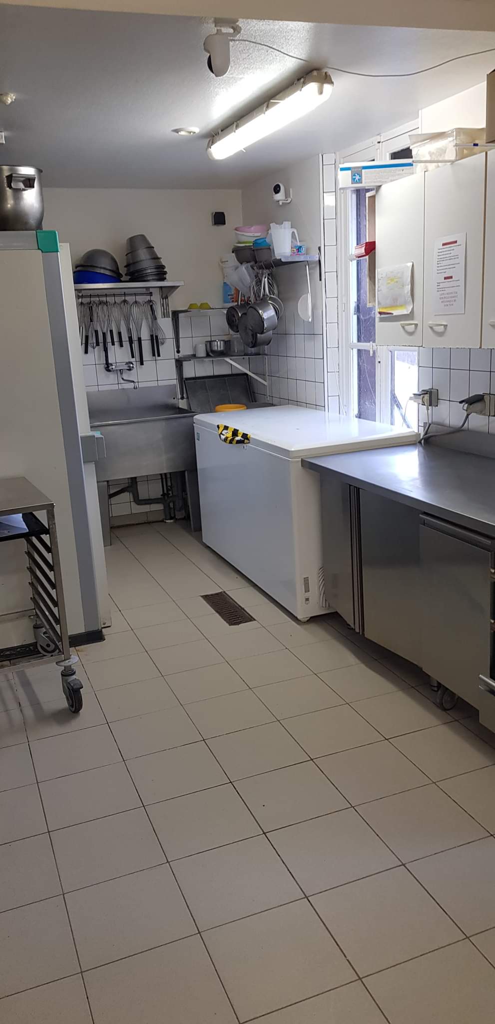 URGENT CAUSE SANTE !  70 000,00 EUROS 23% DU CHIFFRE D’AFFAIRES (Chiffre d’affaires 304 000 Euros) ! Loyer commerce 1203,06 euros, loyer maison 601,44 euros. A vendre boulangerie pâtisserie snacking, licence IV et tabac (possibilité de l’arrêter), possibilité restaurant, bar tabac…., gros potentiel !
FERMETURE SAMEDI ET DIMANCHE. Ouverture du lundi au vendredi 7H00 19H00. 6 semaines de congés annuel.
1 vendeuse temps plein. 1 pâtissière 38h50.
FOUR AU FIOUL très bien entretenu, COMPTEUR BLEU
Travail avec le passage et les usines aux alentours Axe routier national 10. Grand parking.
Contrôle Véritas février 2025 vierge. 
Bail jusqu’en septembre 2027.
10 quintaux.
Chiffre d’affaires 304 000 Euros.     Prix de vente 70 000 €.
Possibilité d’acheter les murs via les propriétaires.
Très bonne affaire avec plein de possibilités, beaucoup de potentiel et de développement possible. Belle salle de snacking pouvant accueillir 14 personnes + terrasse d’environ 20 personnes.
Grande surface de vente, machine à café, vente de produits artisanaux et locaux et vente de produits de première nécessité qui peut être développée.
Vente du journal de la région mais la presse peut être développée également.
Labo pâtisserie et snacking, 1 fournil, vestiaires homme et femme avec WC. La disposition est faite en sorte que la marche en avant soit respectée. Tous les compresseurs froids ont moins de 6 ans sauf vitrine snack et une chambre de fermentation. Les cuves à fioul sont aux normes avec une réserve toute utilité.
Pour plus d’informations et de photos n’hésitez pas à nous contacter.
Labo pâtisserie :
Congélateur surgélateur Bongard 4 portes de 2020.
Chambre froide d’environ 6m2.
Tour réfrigéré 4 portes.
Four ventilé 4 plaques Panimatic.
Étuve Panimatic 12 plaques.
Batteur 20L.
Lave main à cellule.
Congélateur bahut.
2 fenêtres vue sur la vallée.
Chauffe-eau de 2023.
Fournil :
Pétrin Phebus de 40 litres de pétrissage axe oblique.
Diviseuse JAC rectangulaire 20 pâtons.
Façonneuse Bongard.
Repose pâtons JAC BM230.
2 chambres de fermentation contrôlée Panimatic.
Plan de travail bois avec laminoir Panirecord.
Four Bongard Cervap à fioul avec système de buée refait avec adoucisseur.
Lave main à genoux.
Porte sur extérieur et 2 lucarnes.
Couloir :
3 congélateurs portes.
Petite réserve ou possibilité d’en faire une douche (déjà installée).
Vestiaire homme avec toilettes
Vestiaire femme avec toilettes
Boutique :
Vitrine négative de vente.
Double vitrine positive.
Vitrine à boisson.
Vitrine pâtisserie 1m30 de long.
Vitrine viennoiseries 1m30 de long.
Vitrine snacking 2m10 de long.
Rayon à pain en fer forgé.
Microns ondes.
2 climatiseurs réversibles.
Point d’eau avec évier.
Trancheuse à pain.
Un meuble vitrine pour les produits locaux.
2 meubles vitrines.
Machine à café libre-service (café grain) sans contrat appartenant à la boulangerie.
À l’entrée un bar.
Une réserve arrière-boutique pour tabac, boisson, emballage…. Qui descend sur un grand garage (personnel) avec un ancien caisson actif pour stockage sec et celui-ci dessert une pièce pour le stockage de 2 grands congélateurs bahuts pour la boulangerie, et une grande pièce pour le stockage de la boutique (matériel éphémère …)
Porte d’entrée et de sortie vitrées et 3 ouvertures de murs vitrées.
Très belle luminosité.
Salle de snack :
Capacité 14 places.
Grande baie vitrée double porte sur terrasse. 
Côté personnel (environ 110m2) :
Belle habitation qui est attenante à la boulangerie mais avec entrée personnelle séparée et distincte.
La liaison entre le perso et le pro se fait par une pièce d’eau et WC.
3 chambres.
1 SDB baignoire avec WC et velux.
La cuisine et salle à manger est en contrebas du salon et donne directement sur une terrasse d’environ 40m2 sans vis à vis avec vue dégagée.
Pièce attenante à la cuisine (qui peut servir de buanderie).
Pièce chaufferie avec chauffage fioul et cave.
Le tout sur terrain d’environ 4000m2 reparti entre parking, jardin (env. 500m2) et clôturé et terrain attenant.
Système d’épuration en fosse septique accessible.
Grand portail qui permet de rentrer les véhicules dans le jardin.
Ensemble propre et entretenu.
Grenier non isolé sur toute la longueur du bâtiment.