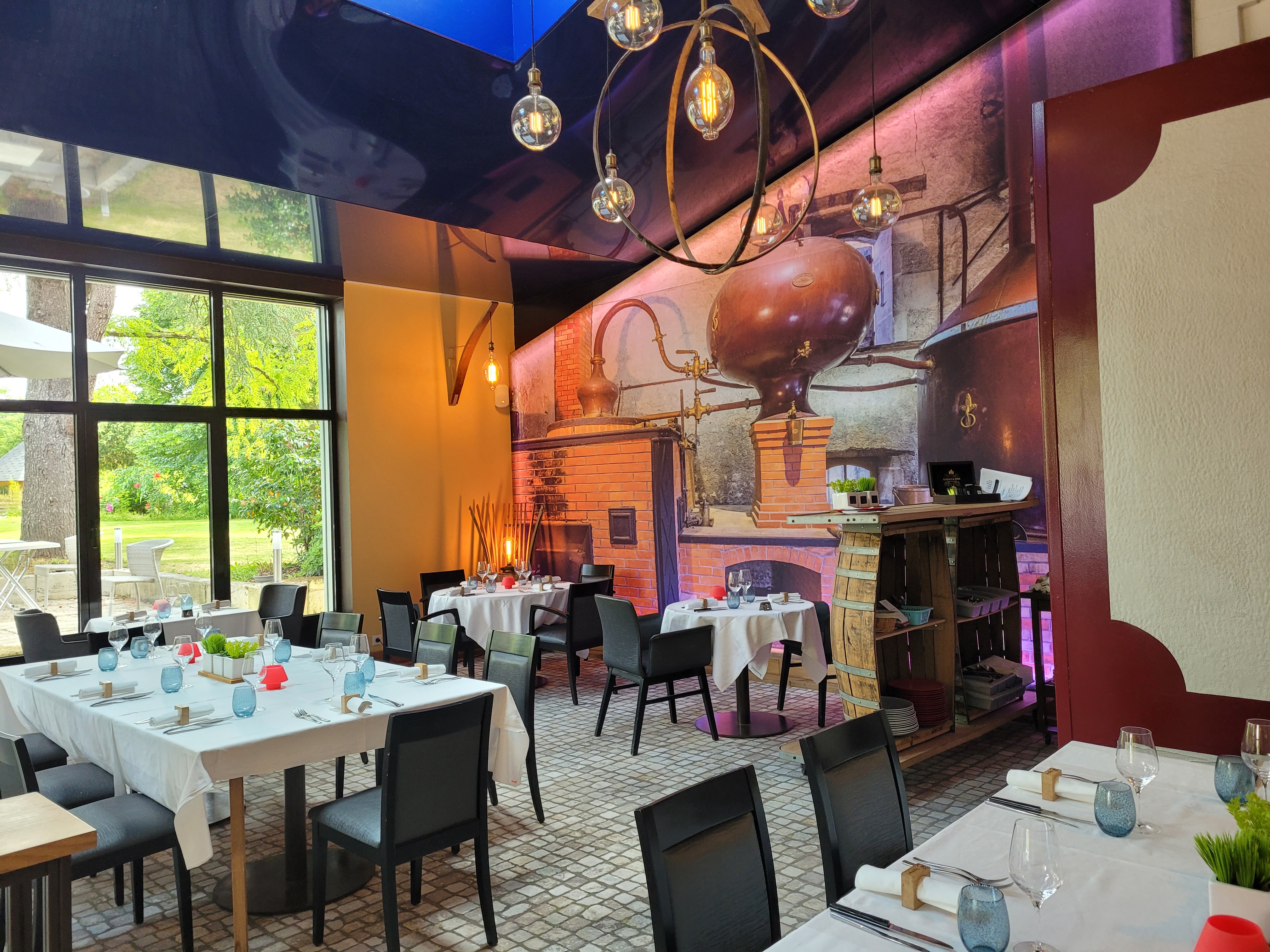 HOTEL RESTAURANT situé dans un petit village entre Cognac et Angoulême
Hôtel 20 chambres *** 
Restaurant classique 60 places
Terrasse d'été Salle de réception type baltar
parc arboré
Conviendrait parfaitement a un chef ambitieux