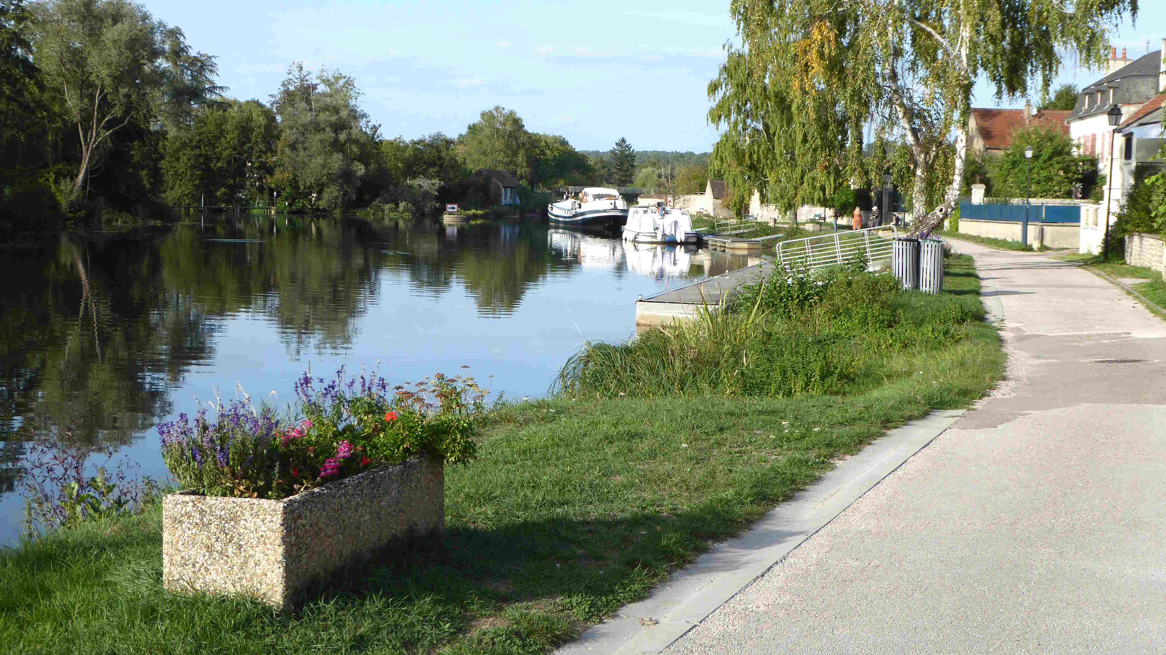 Description

1 Notre village

Situé à 25 km au Sud d’Auxerre, Mailly la Ville est un charmant village de 500 habitants traversé par le canal du Nivernais et la rivière l’Yonne. 


La fréquentation touristique est importante de mai à septembre avec la proximité de Vézelay et la halte nautique où les bateaux de tourisme stationnent drainant des touristes français et étrangers.

La fréquentation des cyclotouristes est également intense en période estivale mais aussi en mi saison.

Une aire de loisirs et un Snack en bordure de la rivière est située à proximité. En été elle est très fréquentée par la population locale mais aussi des Auxerrois y viennent trsè régulièrement.

Les commerces sont loin pour les habitants et aucune commune voisine ne dispose actuellement d’épicerie de proximité.

La demande pour la réouverture de l’épicerie « multicommerce » est importante de la part des habitants de la commune, du secteur et de nos nombreux visiteurs.

L’ensemble de ces éléments apporte un fort potentiel commercial surtout sur la période de mai à octobre.

2 Le commerce

Situé au dans la rue principale du Village en face de la Mairie le local est installé dans un bâtiment communal. L’épicerie était en fonctionnement début 2026.


Descriptif :
-	un local principal de 60 m2,
-	un petit local annexe de 14 m2,
-	une grange de 30 m² non attenante située à quelques mètres pouvant faire office de réserve, 
-	WC et point d’eau.

L’ensemble ne dispose pas d’aménagement (vitrine, caisse etc.…)


3 Conditions :
-	Bail commercial dérogatoire de 1 à 3 ans.
-	Loyer à convenir avec la Mairie.

4 Contact :
Mairie de Mailly la Ville : 37 rue Camélinat 89270 MAILLY LA VILLE
Adresse mail : mailly.ville@wanadoo.fr