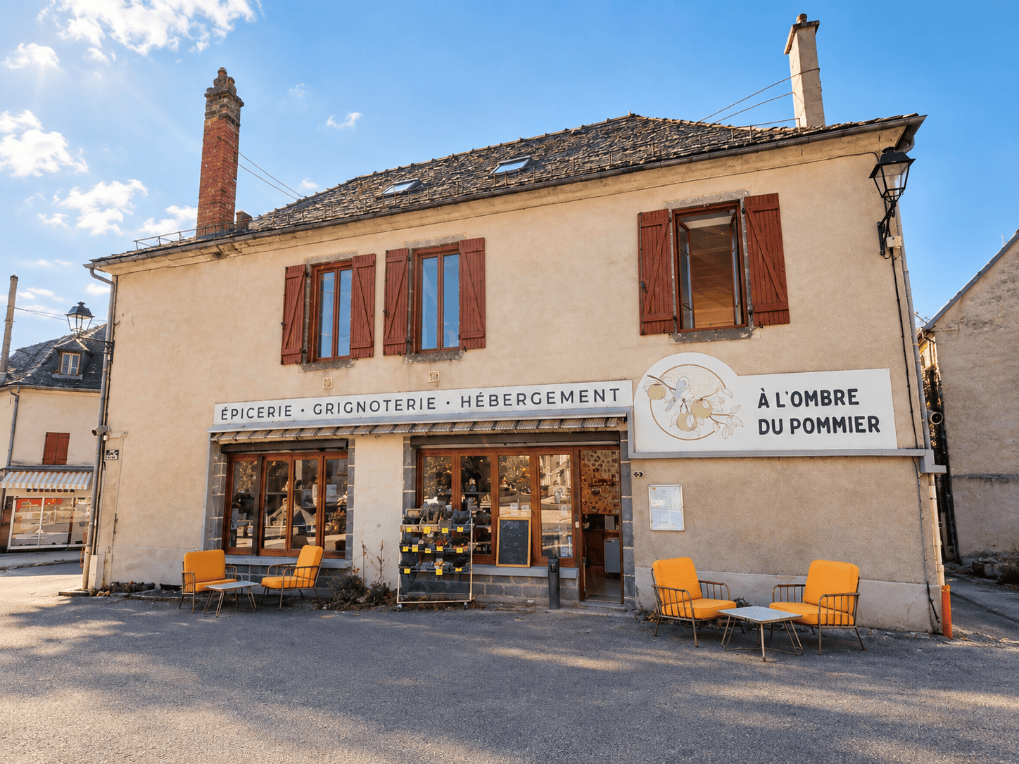 A L'OMBRE DU POMMIER

Description:

Création d’une épicerie rurale pluriactivités, avec petite restauration et location de chambres individuelles / gîte, à Ruynes-en-Margeride, dans le Cantal

RUYNES-EN-MARGERIDE
Ruynes-en-Margeride est une commune de 700 habitants, située dans le département du Cantal (15).

Le territoire est dynamique, attractif, avec de nombreux attraits dont des sites touristiques et naturels sur la commune ou à proximité : Ecomusée, Viaduc de Garabit (10 km), Musée de la Résistance du Mont-Mouchet (17 km), Gorges de la Truyère, parc naturel régional de l’Aubrac, Volcan cantalien, etc. Outre la population locale, ce territoire offre pour le projet d’épicerie / gîte des perspectives d’une clientèle touristique de juin à septembre, et de transit, étant situé au croisement de grands axes.

LE PROJET DE CRÉATION DE L’ÉPICERIE PLURIACTIVITÉS : 

La réouverture du lieu (qui a été l’école du village, un bar-tabac puis un bâtiment d’habitation), en tant que commerce et lieu de rencontre redonnera au bâtiment sa place d’antan et contribuera au dynamisme déjà existant du centre bourg. 

Le bâtiment principal accueillera en rez-de-chaussée l’épicerie, avec une offre de petite restauration, et dans les étages la possibilité de louer des chambres individuelles / gîte.

D’autres services polyvalents pourraient être proposés : mercerie, snack, relais colis, service de livraison hebdomadaire… Les circuits courts seront privilégiés, ainsi que les produits de saison, locaux et l’agriculture paysanne. 

LES RAISONS DE L'INTERVENTION DE VILLAGES VIVANTS : 

La commune de Ruynes-en-Margeride est bien pourvue en services (école élémentaire, cabinet médical et infirmier, pharmacie, musée, boulangerie, bar-tabac, restaurant, salon de coiffure…) mais manque d’offre d’hébergement et de commerce d’alimentation. Les épiceries les plus proches sont situées à 7 et 13 km, et l’hypermarché est à 10 km. Le besoin d’une épicerie pluriactivités sur la commune est donc flagrant et la population ainsi que la commune sont enthousiastes à l’idée de l’ouverture de A l’Ombre du Pommier. 

Marion, la porteuse du projet, est très sensible à l'Économie Sociale et Solidaire et partage les valeurs coopératives et solidaires de Villages Vivants et se positionne dans une volonté de partenariat fort et durable.

L’épicerie est une activité associée de la SCIC La CAAP, Coopérative Auvergnate pour l’Alimentation de Proximité (le contrat d’activité associée prévoit un accompagnement de l’activité associée à la gestion de son activité : gestion, budgets, gestion des approvisionnements, comptabilité, fiscalité, …).

Marion souhaite apporter le plus rapidement possible une dimension collective à son projet, avec la volonté d’associer une seconde personne et de pouvoir évoluer vers une SCOP.
 
LA PORTEUSE DU PROJET : 
Marion porte ce projet d’épicerie pluriactivités à Ruynes-en-Margeride.

Titulaire d’une licence pro “Management culturel et management des entreprises culturelles”, Marion dispose d’une expérience de plus de 10 ans dans le commerce, le service en bar/snacking (serveuse, caviste, chef barmaid, vendeuse) au sein de bars, pubs et caves clermontois et dans l'hôtellerie. De août 2022 à janvier 2023, Marion a également travaillé dans un hôtel de Saint-Flour, à 15 km de Ruynes, en tant que réceptionniste à temps plein, afin d’acquérir des connaissances et compétences sur l’activité d'hébergement.

LE LOCAL : 

Adresse : 7 place de l'Église Notre Dame, 15320 Ruynes-en-Margeride
Surface : 330 m² + cour intérieure de 156 m²
Prix de vente du bâtiment : 170 000 €
Montant de l’opération (prix de vente, travaux sur l'ensemble du bâtiment, frais) : 495 000 €

LES PARTENAIRES ET ACTEURS : 

Partenaires techniques de A l’Ombre du Pommier : Initiative Cantal, BGE Aura, la CAAP (Coopérative Auvergnate pour l'Alimentation de Proximité), France Active Auvergne,  Initiative Cantal, BGE Aura, la CAAP (Coopérative Auvergnate pour l'Alimentation de Proximité), l'ANCT

Partenaires financiers de Villages Vivants à l'installation de A l’Ombre du Pommier :  l'ANCT, la Banque des Territoires