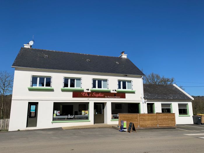 Bar restaurant situé dans la commune de Le Quillio (Départ. 22) 

Le Quillio est situé en Centre Bretagne, commune dynamique de 600 habitants, au cœur d’un environnement naturel et culturel privilégié avec des chemins de randonnées, un patrimoine historique mais aussi de nombreuses associations. Concernant l’activité économique, nous comptons un grand nombre d’entreprises et d’exploitations agricoles. 

Le Quillio et ses habitants vous attendent ! 
 

C’est dans ce contexte dynamique que nous sommes à la recherche de repreneurs pour le bar-restaurant. Il est proposé un loyer de 900 € HORS TAXES comprenant des murs commerciaux (500€ HT) et d’habitation à louer (400€ HT). Le local commercial est composé d’une salle de restaurant, une salle de bar, une cuisine aménagée et équipée et surface épicerie. Au sous-sol : deux réserves, une chaufferie, un garage, un préau.
La partie habitation à l’étage se compose de trois chambres, un salon, une cuisine, un bureau, une salle de bain et WC. Le commerce se situe aux abords d’une route départementale avec un passage de plus de 2000 véhicules / jour.

Afin d’assurer une rentabilité économique, il est important de présenter un projet viable ayant fait l’objet d’une étude de marché et d’avoir réalisé un prévisionnel comptable. Ce commerce peut être exploité en restaurant – bar, avec une ouverture en semaine le midi et certains soirs, et le week-end. Il est également possible de développer une activité de multiservices (épicerie d’appoint, relais colis…).



Conditions de recevabilité : 	Apport personnel de 5 000€ minimum 
				Permis d’exploitation 
				Permis hygiène 
CV et Présentation d’un projet avec prévisionnel comptable sur 3 ans

Pour plus de renseignements, vous pouvez contacter le Service de Développement économique de Loudéac communauté Bretagne Centre au 02 96 66 09 09 ou par mail c.videlo@loudeac-communaute.bzh