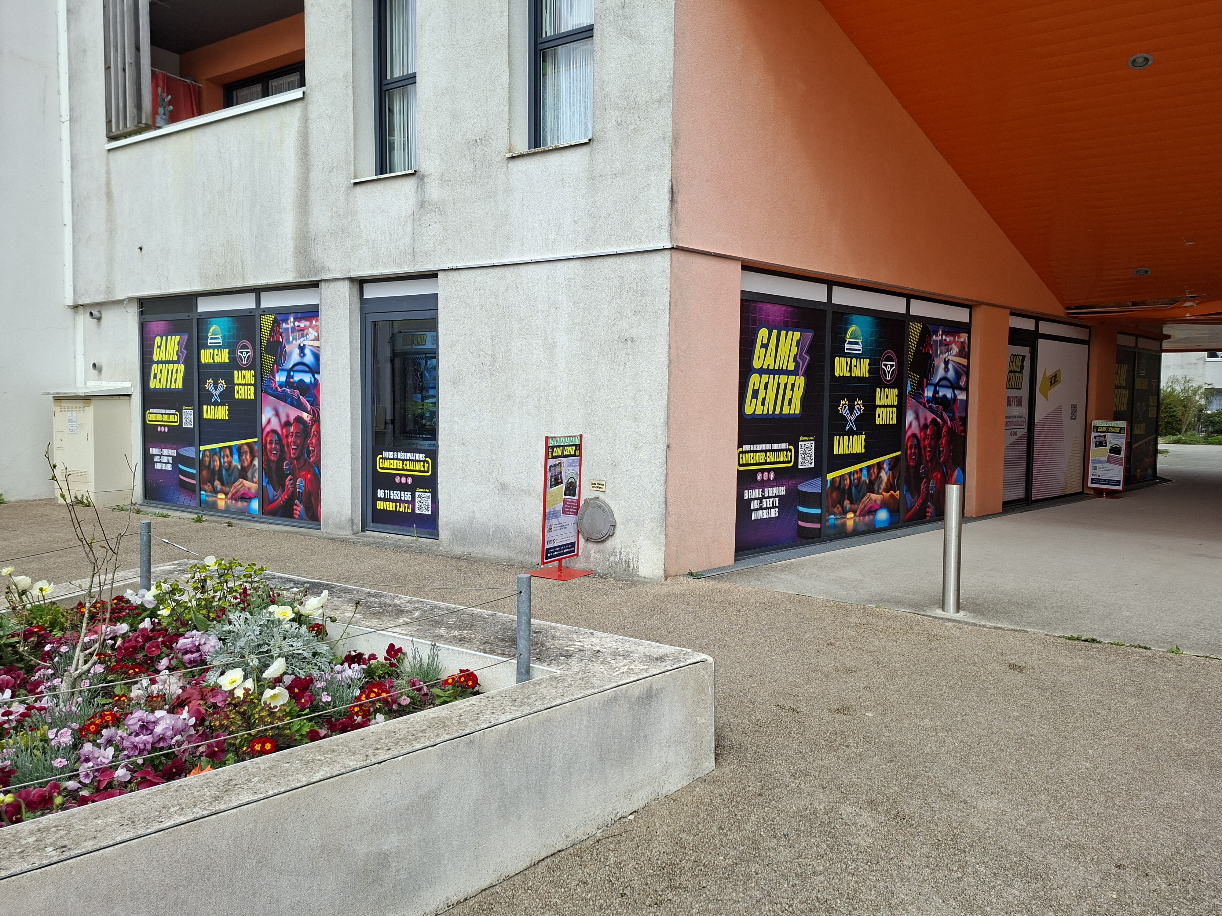 Cause départ à la retraite vend fonds de commerce activités LOISIR :
QUIZ GAME, KARAOKÉ, SIMULATEUR PILOTAGE AUTOMOBILE, 
activité originale sans concurrence. 3 espaces sur 150 m2, bail 3/6/9 en cours, 
Emplacement idéal cœur de ville à proximité des Halles et de parkings gratuits.
Ouvert toute l’année, très fort potentiel de développement.
Pas de stock ni de personnel.
Accompagnement à la reprise si nécessaire.
Laisser message avec téléphone et mail.
Je ne réponds pas aux demandes sans coordonnées ni aux démarcheurs professionnels