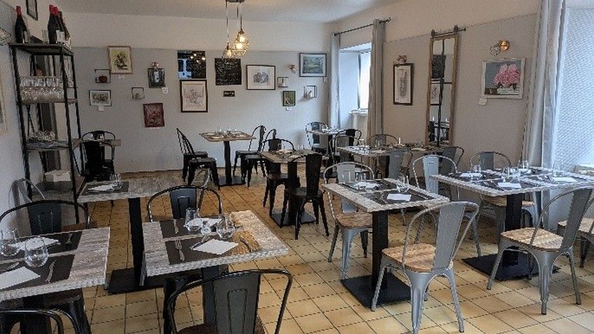 OFFRE COLLECTIVITÉ - URGENT - APPEL A CANDIDATURE POUR DELEGATION DE SERVICE PUBLIC (DSP) POUR L'EXPLOITATION DU BAR-RESTAURANT DE SARDENT - SECTEUR NORD CREUSE SUD-OUEST

Devenez-le / les futur/s gérant/s du bar-restaurant communal “Les Petites Canailles” dès mars 2026 !

Située à moins de 17 km de Guéret, la charmante commune de SARDENT recherche le futur exploitant pour son bar-restaurant, avec une prise d’activité souhaitée en mars 2026. 

Avec ses 758 habitants, cette commune rurale offre un cadre de vie agréable et dispose de toutes les infrastructures essentielles au quotidien (fibre optique, agence postale communale, école, épicerie, boulangerie, pharmacie, salon de coiffure, garage automobile, ...)

SARDENT est reconnue pour son dynamisme associatif et sa célèbre Foire annuelle aux Huîtres qui attire près de 20 000 visiteurs sur 3 jours.

Dans le cadre d’une convention de délégation de service public, la municipalité de SARDENT propose la gestion du bar-restaurant communal. 

Le futur délégataire bénéficiera :
 - D’un contrat d’exploitation commerciale de 4 ans, renouvelable par tacite reconduction ;
 - De la mise à disposition complète du matériel nécessaire pour l’exploitation
 - De la licence IV, propriété de la commune ;
 - D’un local de 170 m² entièrement équipé, composé d'un bar, d'une salle de restaurant de 36 couverts, d'une terrasse, avec à l’étage un logement de type T4 pour allier confort et activité.

Redevance mensuelle de : 750 €/ mois (incluant la location de la licence IV et du logement)

Un potentiel attractif :
 - Un emplacement stratégique au cœur d’un village dynamique située en Zone FRR (France Ruralités Revitalisation) ouvrant ainsi à des exonérations fiscales et sociales ;
 - Chiffre d’affaires potentiel de près de 150 000 € HT/an ;
 - Rémunération envisageable pour un couple d’environ 30 000 € par an ;

Une opportunité idéale pour un couple souhaitant conjuguer qualité de vie et projet entrepreneurial 

Les candidatures sont à déposer avant le : 13/02/2026 à 16:00

La municipalité étudiera toutes candidatures sérieuses.

Les services de la CMA NA 23 sont à votre disposition pour vous accompagner dans la préparation de votre candidature et dans la mise en œuvre de votre projet d’installation.

N’hésitez pas à nous contacter pour toutes informations complémentaires.