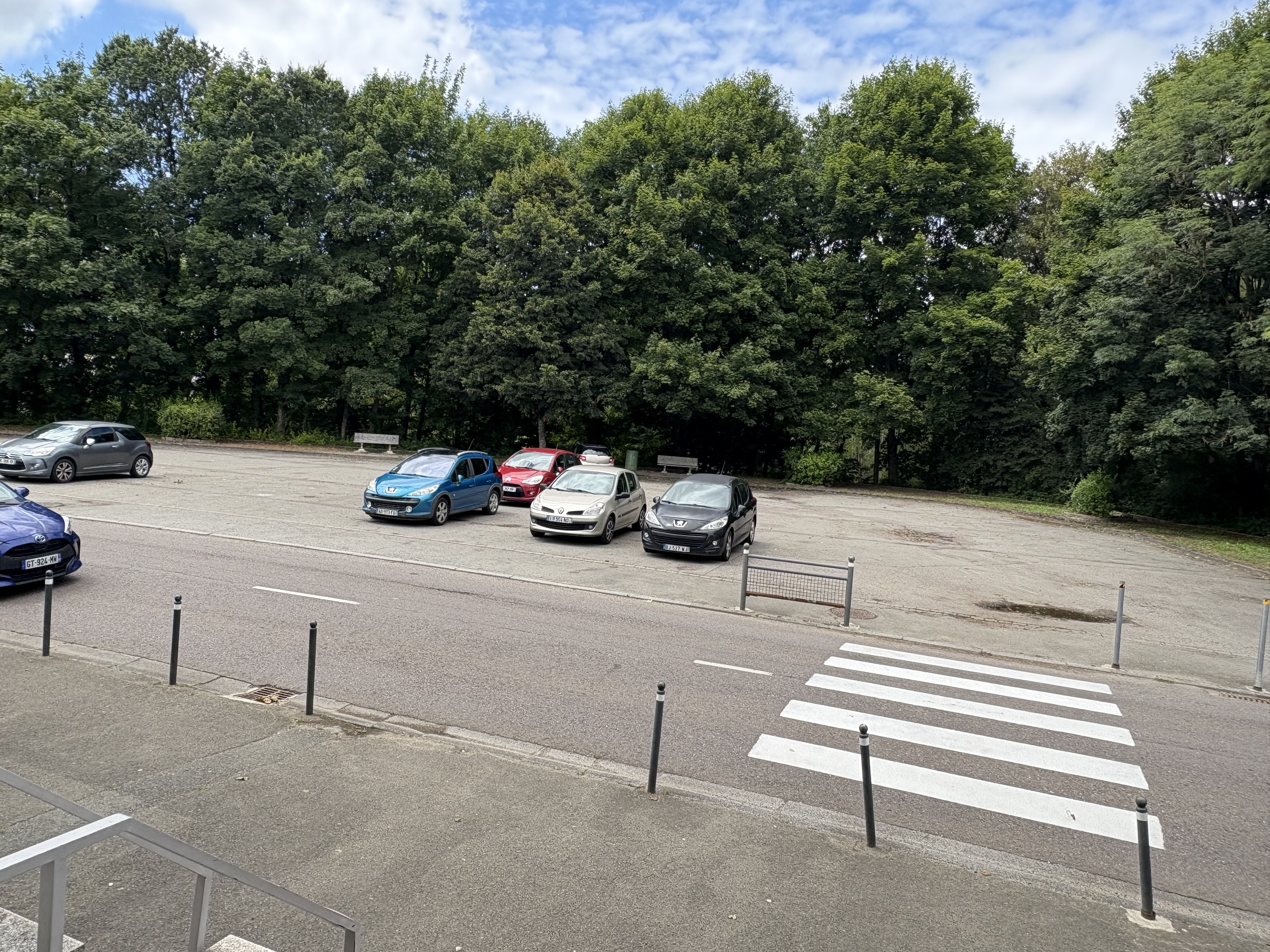 A vendre fonds de commerce. 
Débit de tabac, fdj, pmu, relais colis pick up, épicerie, cadeaux, presse, vapotage, boissons à emporter, confiseries, impressions, carterie,...
Restaurant à côté du bureau de Tabac, gare, transports en commun, établissement scolaire. 
Grand parking devant le commerce. 
300/400 clients jours. 
180 M²