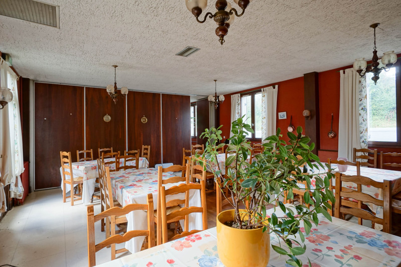 Réelle opportunité pour cette Auberge situé sur la d 769 à500m du canal de Nantes, sur l'axe principal  Carhaix- Lorient, avec 3 belle salles de reception, 1 cuisine  tout inox aux normes, 1 office et 1 cave à vins, 12500m2 de terrain arboré idéal hostellerie de plein air et 1 ancien hôtel mitoyen à remettre en état 1 appartement de 150 m2 au dessus de l'auberge avec 1 gand salon salle à manger 1 cuisine 2 salle de bain et 4 chambres