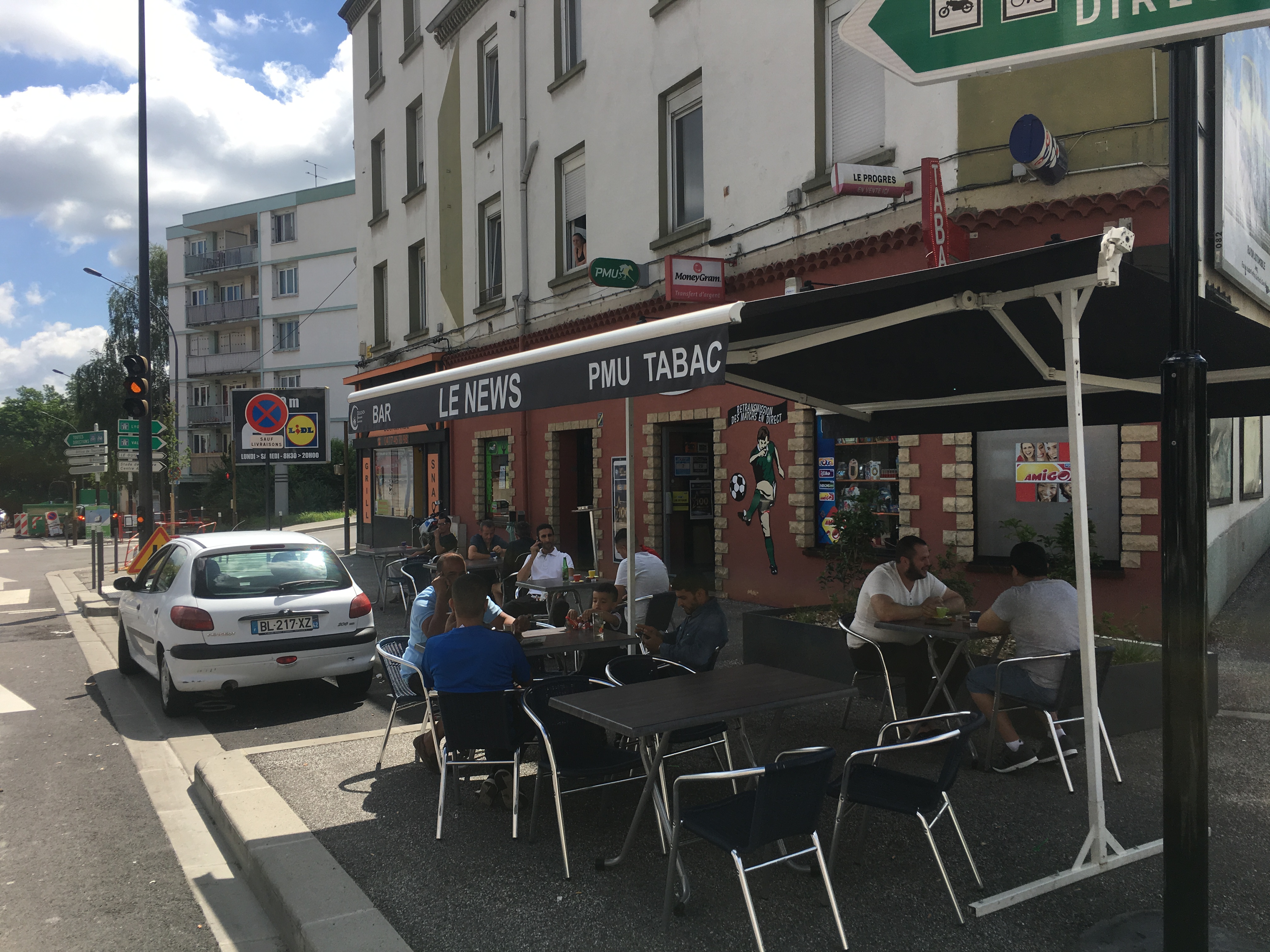 Bonjour je vends mon bar tabac il est très bien situé sur la périphérie de Saint-Étienne notre activité est bar tabac loto PMU et BenBlotterie la surface est de 90 m² avec une cuisine  en plus de 15 m² environ et un appartement de type T2 de 50 m²
aucun travaux à prévoir tout a été refait à neuf toutes les machines sont en très bon état et nous appartiennent nous avons 10 tables de quatre personnes à l'intérieur plus un grand comptoir ainsi qu'une très belle terrasse qui vient d'être rénové
 Chiffre dAffaire :190000euros
40 places assises a l'intérieur
Nous sommes fermés 7 semaine par an
À proximité du carrefour où nous nous trouvons il y a des commerces comme Carrefour une boulangerie Lidl à Snack et un coiffeur
Si t'es pas à me contacter par mail ou par téléphone si vous avez besoin 2 + de renseignements cordialement