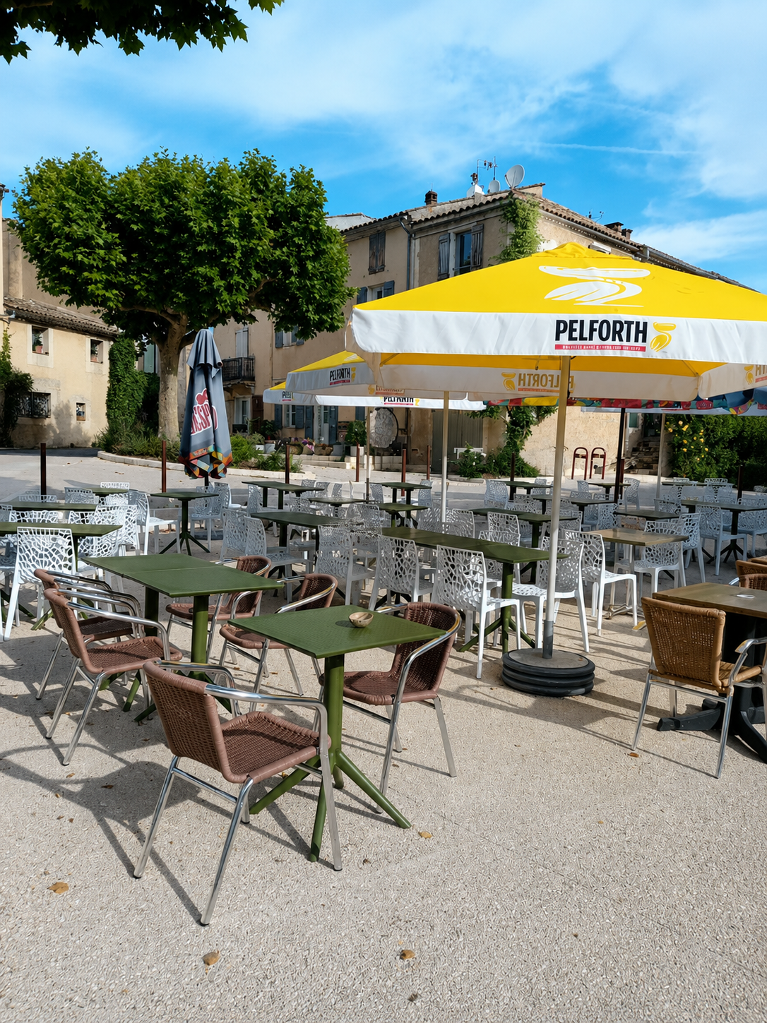À Vendre – Fonds de Commerce Bar-Restaurant à Ongles

À Ongles, charmant village provençal niché au pied de la montagne de Lure, idéalement situé au carrefour de Saint-Étienne-les-Orgues, Banon et Forcalquier.

Village réputé pour sa quiétude et sa qualité de vie au plus proche de la nature, venez découvrir cette belle affaire, véritable lieu de vie de la commune.

Fonds de commerce historique sur le secteur, vous serez séduits par le potentiel remarquable de ce bien. L'affaire est actuellement exploitée par une gérante et deux salariés.

Principal lieu de vie de la commune, le fonds bénéficie de la Licence IV et d'une capacité d'accueil de 80 couverts en intérieur et plus de 100 places en extérieur.

Profitant de nombreuses parties distinctes, les locaux se répartissent de la manière suivante :

Un espace Bar pour l'accueil des convives à toutes heures de la journée, d'une superficie d'environ 35 m² ;
Une grande salle de restaurant permettant de profiter de bons moments autour d'une belle cheminée à foyer ouvert ;
Une cuisine aménagée et prête à l'emploi, disposant de sa réserve sèche ;
Un espace véranda de plus de 38 m², avec climatisation réversible ;
Une grande terrasse sur le domaine public, avec plus de 100 places extérieures (redevance annuelle de 365 €) ;
Un appartement de trois pièces d'environ 42 m², actuellement utilisé pour le stockage des marchandises et divers matériels. Le logement est à rénover et offre un beau potentiel pour créer un espace d'habitation.

Les locaux sont actuellement loués sous bail commercial, qui sera renouvelé pour la vente.

LES POINTS FORTS
Emplacement privilégié ;
Absence de concurrence sur le secteur ;
Fonds de commerce prêt à l'emploi ;
Licence IV ;
80 couverts en intérieur ;
Plus de 100 places en extérieur ;
Grande terrasse ;
Appartement à rénover avec beau potentiel ;
Affaire bénéficiant d'une clientèle locale et touristique ;
Nombreuses possibilités de développement.

Une belle opportunité pour un couple ou un professionnel souhaitant reprendre une affaire clé en main dans un environnement provençal privilégié.