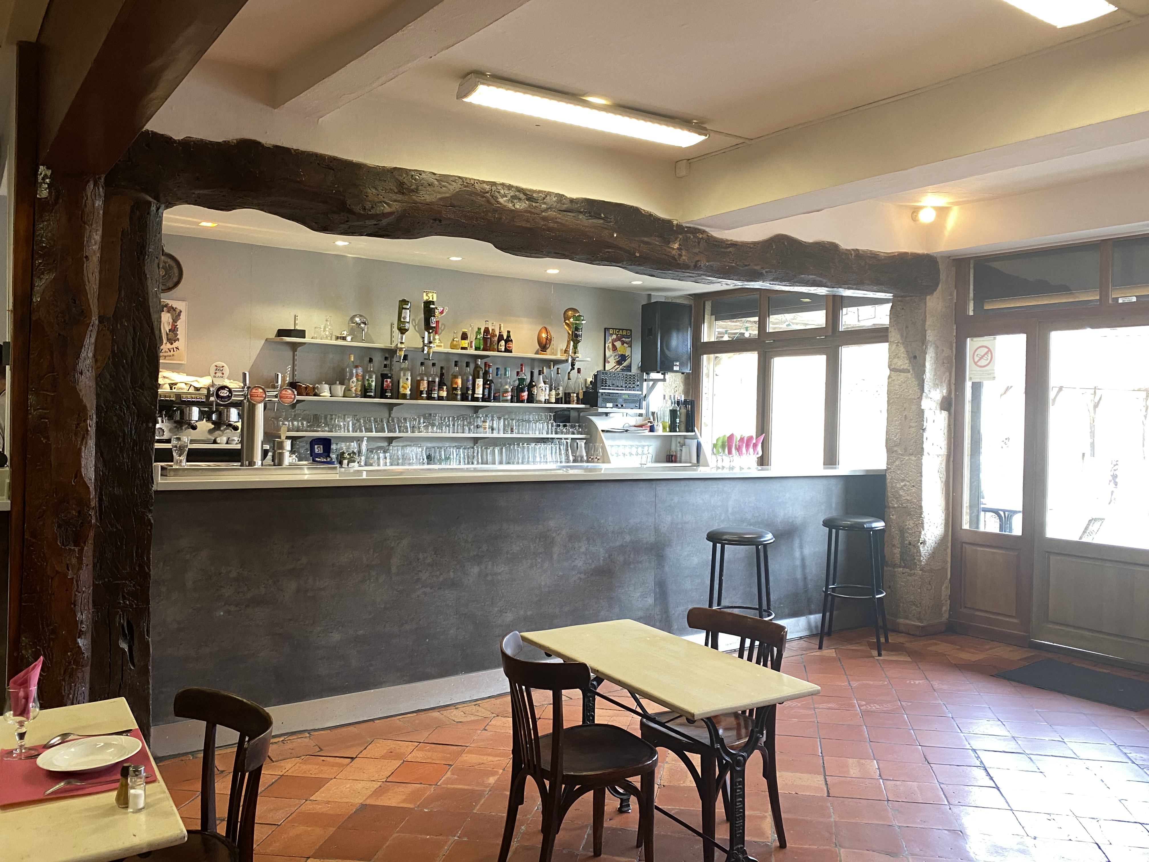 Fonds de commerce "Bar et Restauration" à Monfort (Gers)
Le restaurant La Grignotière, une institution locale avec une activité lucrative de bar et une licence IV. Idéalement situé dans le village historique de Monfort, très prisé des touristes et des habitués.

Un outil de travail clé en main pour un projet de vie : Cet établissement dispose d'une excellente réputation et est en pleine activité. Il est parfait pour une acquisition immédiate, sans nécessité de travaux, grâce à une cuisine professionnelle fonctionnelle. Sa grande capacité d'accueil de 50 à 70 couverts est un atout majeur, avec :

- Une terrasse sous les arcades pour les beaux jours
- Une grande salle intérieure, idéale pour les groupes et les événements privés

Le dynamisme du village, avec ses activités locales, son école primaire et ses commerces, représente un fort potentiel de développement du chiffre d'affaires, parfait pour un projet familial.

Détails de l'offre
Fonds de commerce : 125 000 €
Loyer mensuel : 1 300 €, incluant le bar, le restaurant et un appartement T4 de 80m² situé au-dessus, idéal pour un logement de fonction.

Ce fonds de commerce est une véritable opportunité pour un projet de vie, offrant un outil de travail rentable et opérationnel dans un environnement touristique et familial.