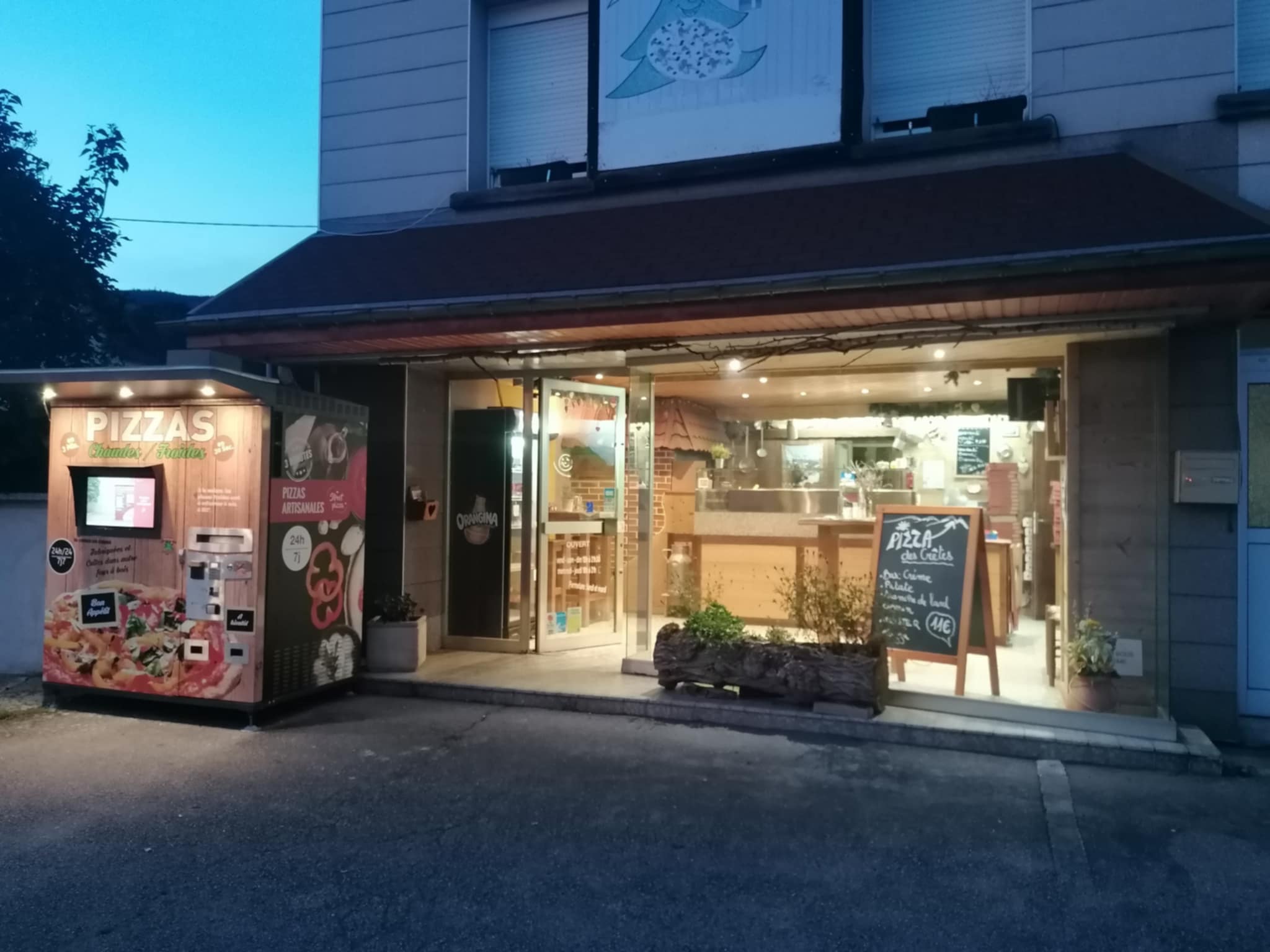Vends cause retraite pizzeria "a emporter", dans village touristique des Vosges, four a bois rotatif grand mère, distributeur,fermé 2jrs par semaine.possibilite de développer, accompagnement possible