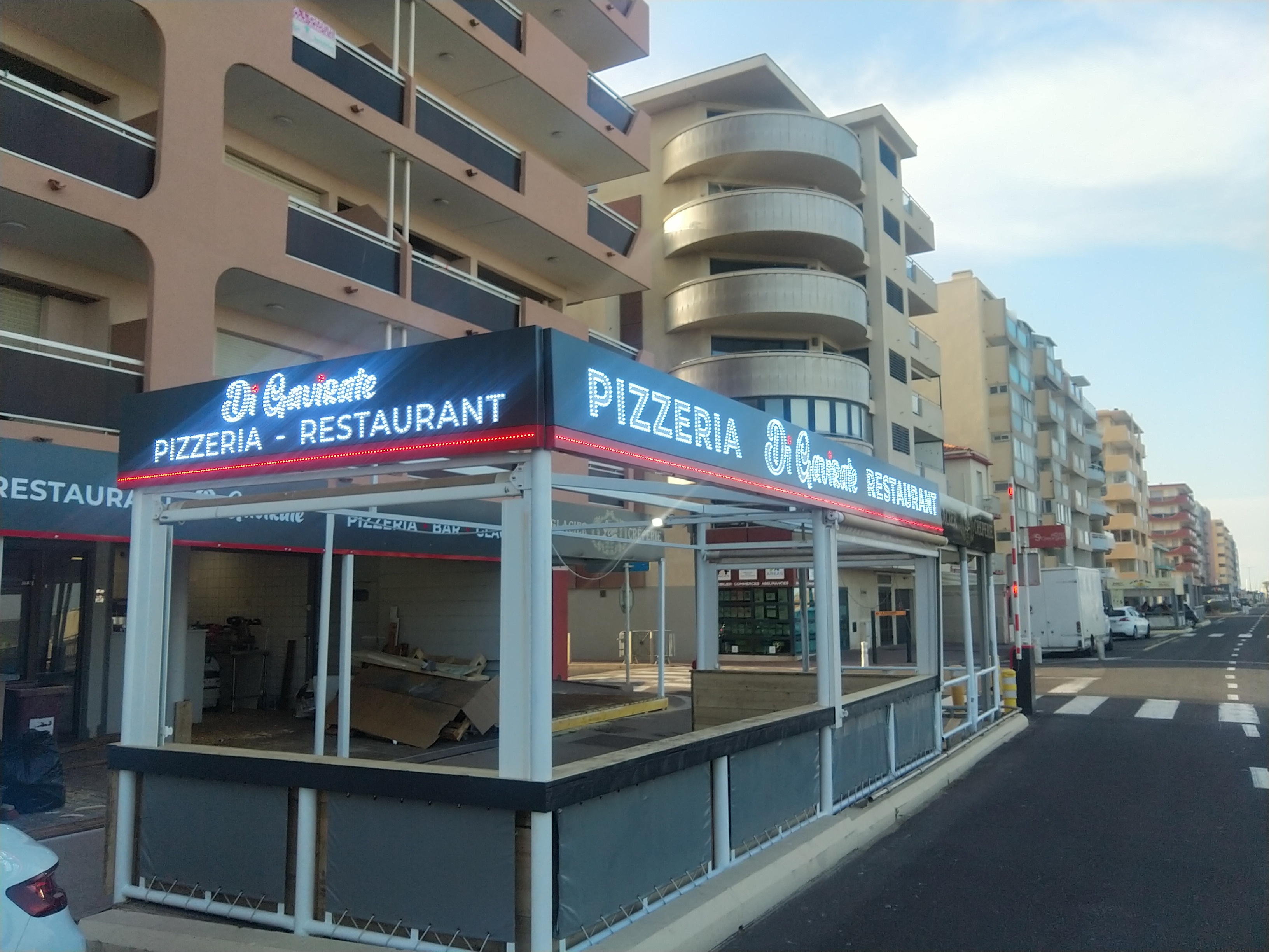 situe face a la mer et entree plage 
tres bien situe sur une zone en pleine renovation 
l avenue sera entierement pietonne en 2028
etablissement saisonier pouvant travaille a l annee
hotel juste a cote sans restaurant cherchant un restaurant pour sa clientele

la cuisine est semi equipe
four a pizza ,table a pizza, 2 armoires froides, 1 table inox, une plonge a capot avec entree et sortie
une reserve equipe d etageres ,salle 30 places a meubler, wc, 2 terrasses pour un total de 50 places

redevance terrasse 3300 € /an 
loyer murs ( ils sont en vente aussi) 1400€
local 77 m2 + 48m2 terrasse