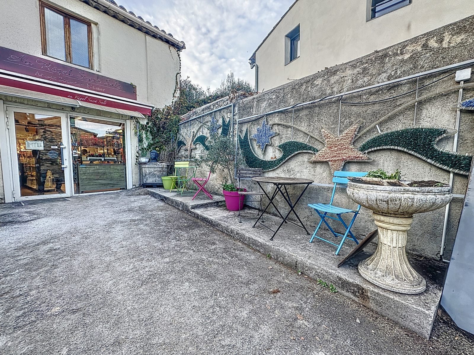 Village proche de Montpellier attend le repreneur de la seule boulangerie patisserie pour que la gérante puisse prendre sa retraite.
Cette affaire est exploitée au sein du village dans une maison avec cour attenante où une terrasse accueille les clients pour déguster les patisseries et autres viennoiseries faites maison. 
Local de vente et atelier 65 m² , stockage et studio à l'étage 
Village trés résidentiel au fort pouvoir d'achat .
Plus de renseignements sur demande
