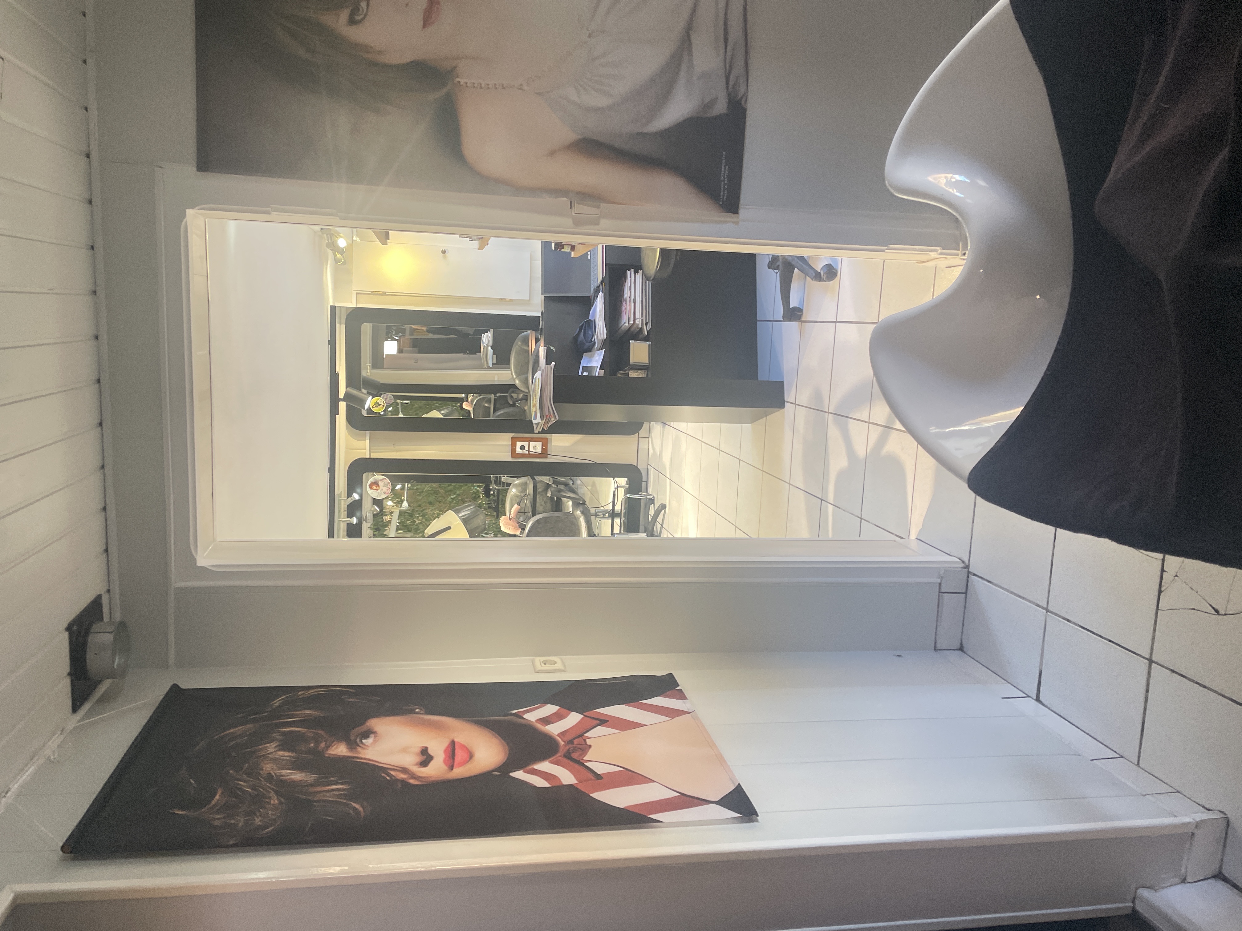 Au coeur de la sologne ,dans un village accueillant et joliment fleuri avec ses commerces ( boulangerie , épicerie bar tabac journaux, garagiste restaurant , médecin kinésithérapeute),salon de coiffure à céder , avec  possibilité de ne vendre que le fonds 
25 ans d'activité clientèle fidèle mixte . il est également fait du domicile dans la périphérie
idéale pour une première installation. 2 bacs +4 places de coiffeuse . 1 arrière boutique + 1 local vestiaire machine à laver 
Loyer :380 euros /mois si vente du fonds 
Prix de vente du fonds :20000 euros
Pas de personnel à reprendre