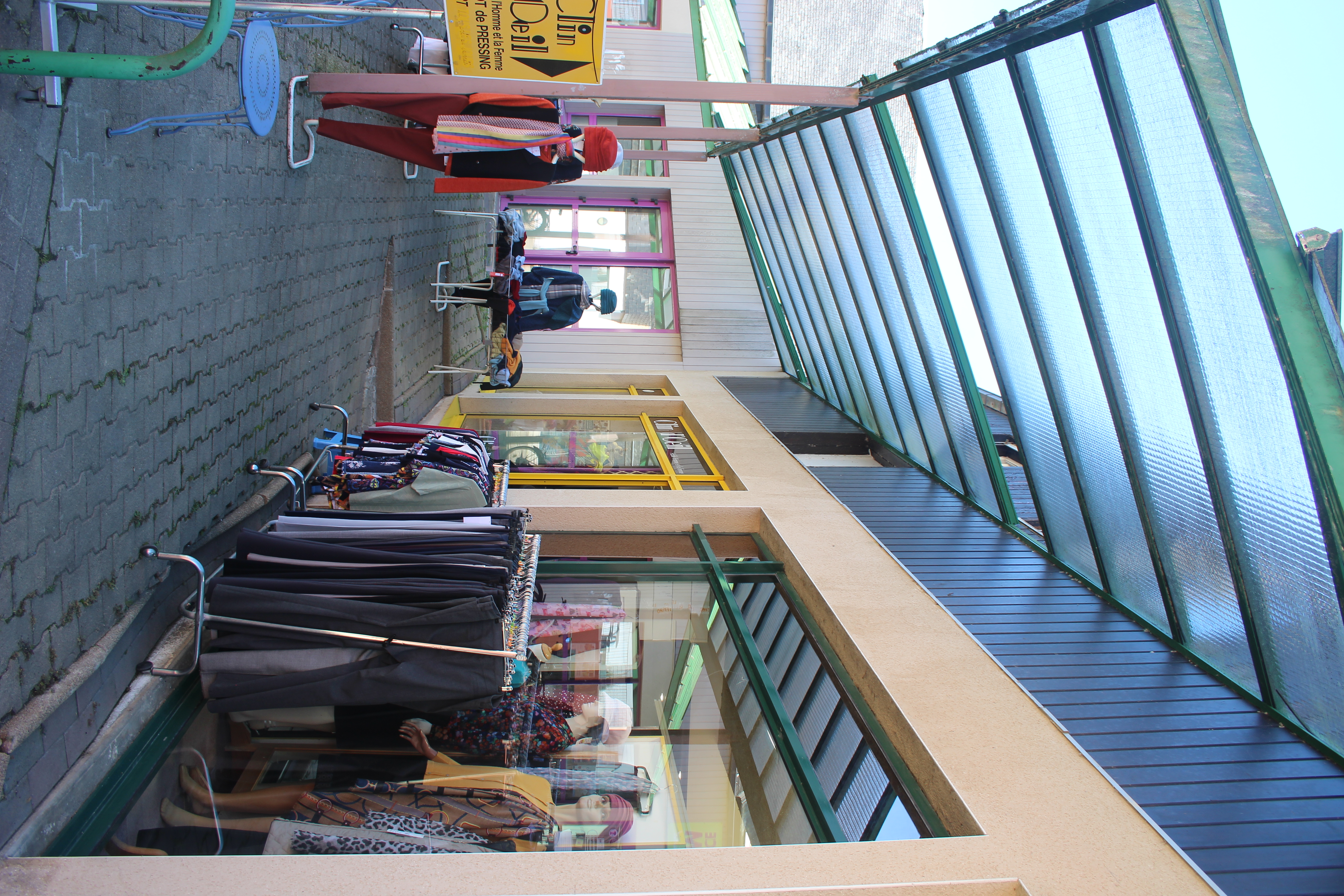 Après 39 ans d’activité, la boutique Clin d’Œil, située en plein centre-ville de Plouigneau,  cherche son ou sa repreneur(se) pour cause de départ à la retraite. 
Cette boutique indépendante propose du prêt-à-porter féminin et masculin, lingerie, sous-vêtements, linge de nuit, chaussettes, écharpes et accessoires, avec également des services  de retouches et dépôt pressing. Son offre, principalement orientée vers des vêtements confort, s’appuie notamment sur des marques reconnues comme Griffon, Armor-Lux, Plurielles, Playtex, Pionnier ou Perrin. L’activité est aujourd’hui réalisée à environ 80 % auprès d’une clientèle féminine. 
Clin d’Œil bénéficie d’une clientèle fidèle, construite depuis près de 40 ans, avec fichier clients et système de fidélité. 

Un emplacement privilégié en centre-ville 
Le commerce dispose de 105 m2, dont 80 m2 de surface de vente, et surtout d’une remarquable vitrine de 20 mètres linéaires, offrant une excellente surface lumineuse pour une grande visibilité. 
Il se trouve au cœur d’une commune de plus de 5 000 habitants, dans un environnement commerçant dynamique avec de nombreux services : pharmacie, centre médical, poste, médiathèque, banques, commerces alimentaires, chausseur, opticien, coiffure, institut de beauté, etc… Le local est situé à proximité directe d’un grand parking gratuit 

Une reprise accessible avec un fort potentiel de développement
Le commerce est proposé à 39 000 €, comprenant l’enseigne, le nom commercial, le mobilier, le matériel ainsi que le fichier clients. Le stock, actuellement estimé à 20 000 €, est à négocier avec le repreneur. 
Les murs commerciaux de 105 m2 sont disponibles à : 
	•	La location : 950 €/mois (charges comprises) dans le cadre d’un bail 3-6-9   
	•	La vente au prix de 165 000 €.  Avec un chiffre d’affaires actuel stable, l’activité présente un réel potentiel de croissance : nouvelles gammes, modernisation du magasin, communication digitale, click & collect, développement de ventes auprès des EHPAD...  La cédante est prête à accompagner son ou sa repreneur(se) dans la durée, afin de faciliter la transmission du commerce, de son fonctionnement et de sa clientèle.  Contact : Mme Martine Herry 06 26 05 42 82 – clindoeil29@laposte.net