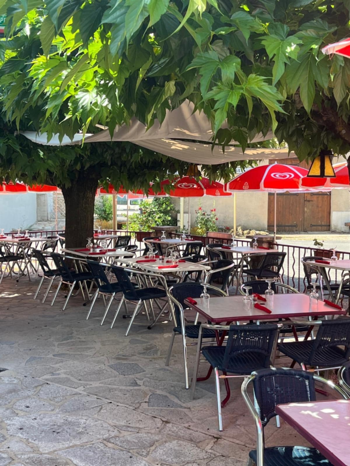 Restaurant situé au cœur d'un petit village très agréable
Idéalement situé en bord de route sur un axe passant menant au cirque de Navacelles lieu très touristique
Clientèle fidèle à l'année et touristique l'été 
Fréquentation en hausse 
Terrasse ombragée et salle de restaurant 
Cuisine équipée 
Appartement de fonction 
Vend fond de commerce