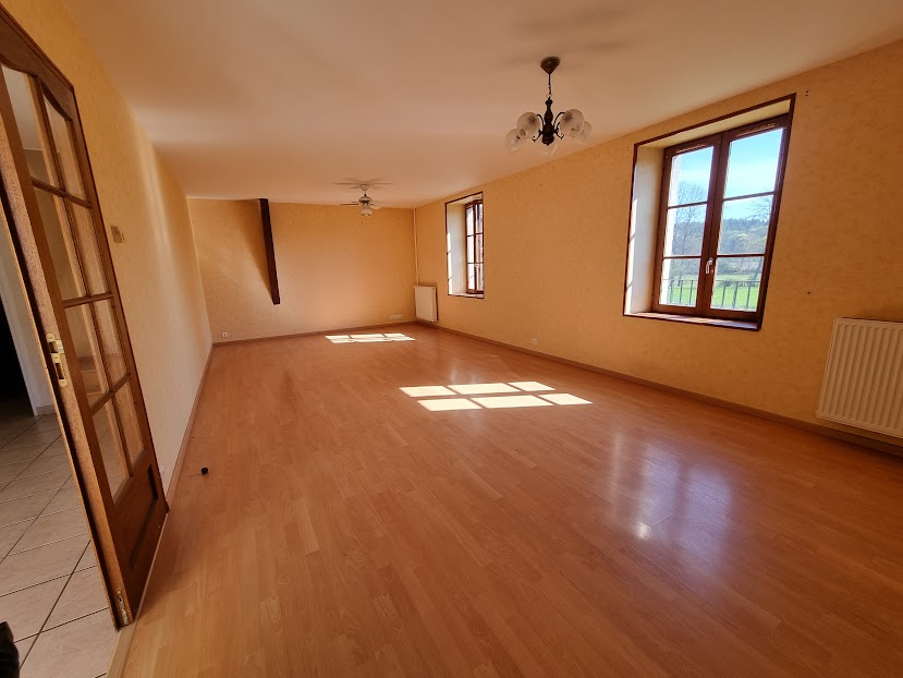 La marie de Saint Agnant près Crocq recherche son futur restaurateur/ future restauratrice.

Vous avez de l'expérience en restauration, l'envie d'entreprendre, et surtout de faire revivre un lieu au cours du village?

La mairie recherche une personne motivée pour reprendre et relancer l'activité du restaurant.
Ce village à taille humaine (300 habitants) bénéficie d’un cadre naturel de qualité, propice aux activités de plein air et à une vie quotidienne au calme. Entre nature, simplicité et qualité de vie, Saint Agnant près Crocq offre un environnement favorable pour s'épanouir.

Qu'est ce qu'on peut vous offrir?
- un local équipé mis à disposition (piano de cuisine, chambre froide professionnelle)
- Bar convivial + salle de restauration
- Logement indépendant sur place à l'étage de 70 m2 en duplex, F3
- Conditions très attractives

Une vraie opportunité pour un projet de vie et de dynamiser le village.

Au delà d'un simple restaurant, il s'agit de redonner vie à un lieu essentiel pour les habitants, les visiteurs et l'activité locale.

Nous recherchons une personne engagée, sérieuse, avec une expérience dans la restauration, capable de s'investir dans un projet porteur de sens.