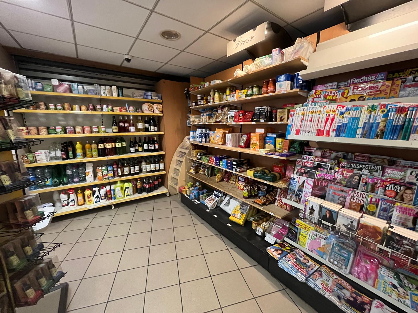 Sur la commune d'Annonay, très belle affaire à saisir !!

Tabac, Presse ,FDJ ,épicerie sans enseigne , colis Pickup, dépôt de pain.

Un bel espace de vente de 50 m² entièrement sécurisés par alarme avec vidéosurveillance ,rideau métallique ,climatisé ,réserve d'environ 50 m² avec espace bureau et chambre froide.

Très bon chiffre d'affaires et excellent résultat