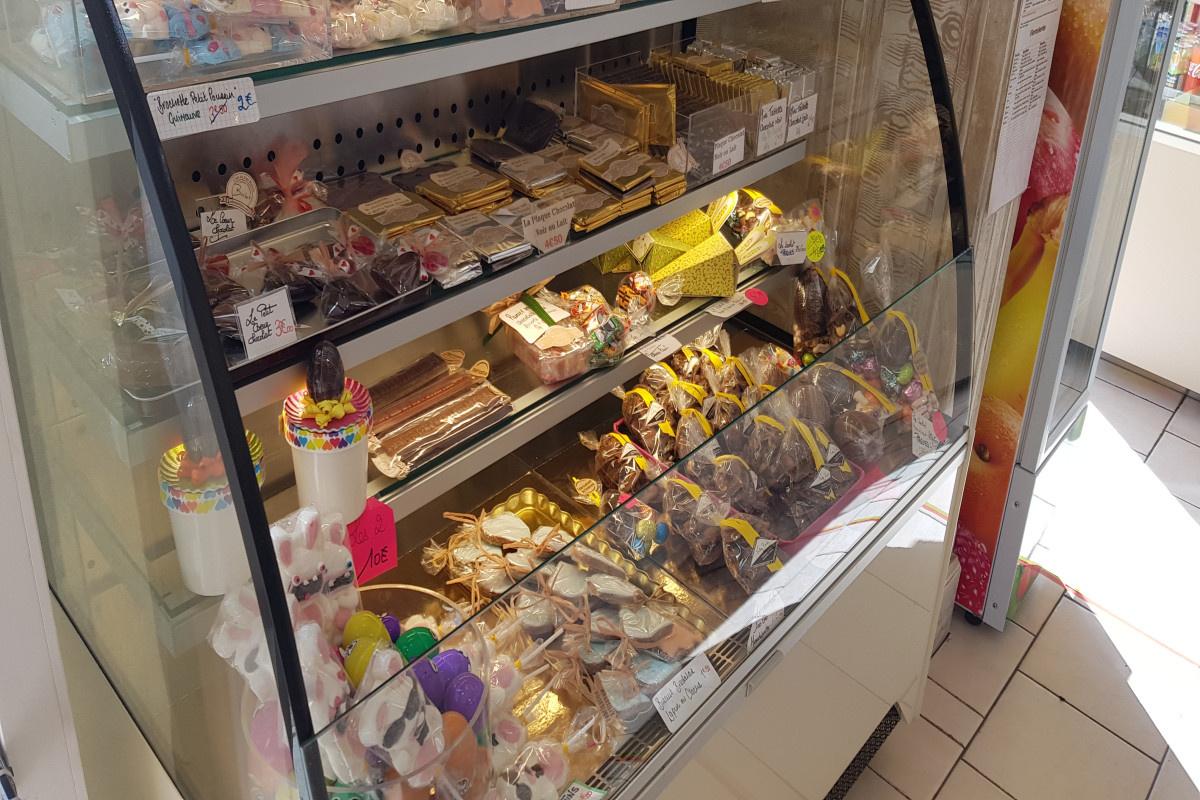 UNE VRAIE PÂTISSERIE où tout est fabriqué maison. Emplacement de 1er ordre, matériel complet,
Mise aux normes respectée, magasin refait complètement en 2018.
Pas de concurrence type enseigne à 35 km à la ronde.
Affaire qui conviendrait aussi à un boulanger afin de développer l'activité, un pâtissier étant en place depuis 2009. Un appartement vient compléter l'offre.
Tout est envisageable...
Enfin sa situation en ZRR permettra au repreneur de bénéficier d'avantages fiscaux.
CA 513K? EBZ 101K?