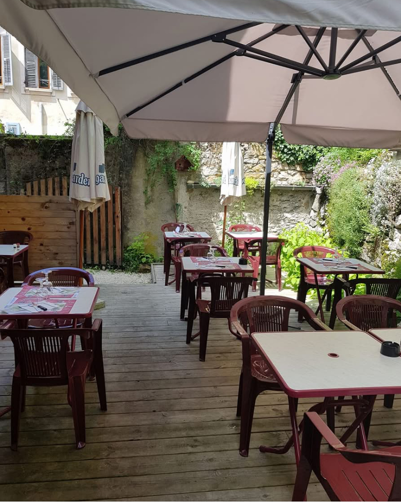 Suite départ en retraite, offre de location gérance d’un Bar Restaurant situé au Châtelard, Cœur des Bauges.
Idéalement placé le long d’une route passante.
L’établissement est doté d’une salle de Bar, d’une salle de 25 couverts et d’une terrasse ombragée à l’arrière. Possibilité de louer une seconde terrasse.
La cuisine est entièrement équipée.
Idéal pour un couple.
Libre à partir de novembre 2025.