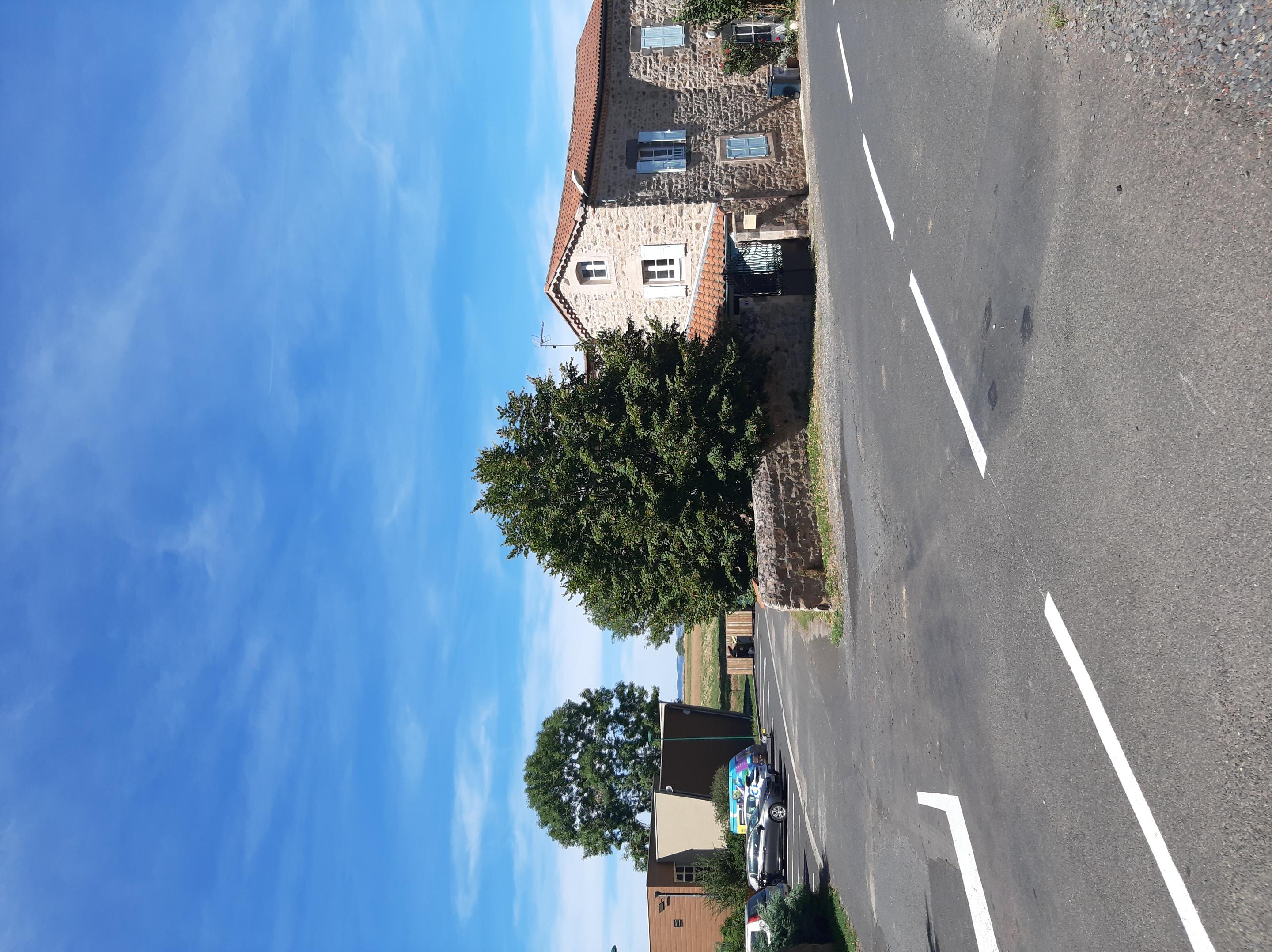 Dans le cadre de la dynamisation de son centre-bourg, la municipalité de Saint-Beauzire recherche un porteur de projet ou un couple d'exploitants pour l'ouverture d'un commerce multiservice de proximité. Professionnel de la restauration ou de la gestion de commerce de proximité, vous avez le sens de l'accueil et de l'animation locale. Rigoureux sur l'hygiène (formation HACCP), vous possédez un apport personnel minimum pour l'agencement, l'acquisition du matériel d'exploitation et la constitution de votre stock de démarrage.
L'activité cible devra articuler trois fonctions : Bar (Lieu de convivialité pour les habitants), Restauration rapide  (Valorisation des circuits courts, petite restauration de midi, emporté), Desserte alimentaire de base (Point épicerie, dépôt de pain, produits de première nécessité).
Vous exercerez au sein d'un bâtiment de caractère (ancien bureau de poste), avec jardin,  authentique, dans un cadre de vie rural dynamique, à 11 km de Brioude, avec une école primaire de 40 élèves. Le bien comprend deux espaces  : Rez-de-chaussée commercial : Espace d'accueil/salle, zone cuisine/laboratoire à aménager, sanitaires. Logement de fonction à l'étage : type T3 inclus dans le bail, le tout situé près de la mairie, de la poste, de l'église et du terrain de jeux.
Le local est proposé dans une configuration qui laisse une grande liberté au futur exploitant tant pour la mise aux normes que pour l'agencement.
Le loyer des murs sera à définir avec l'exploitant.
Vous souhaitez candidater ?
Contact : Mairie de Saint-Beauzire - tél : 04 71 76 80 42 - mail : mairiestbeauzire@orange.fr