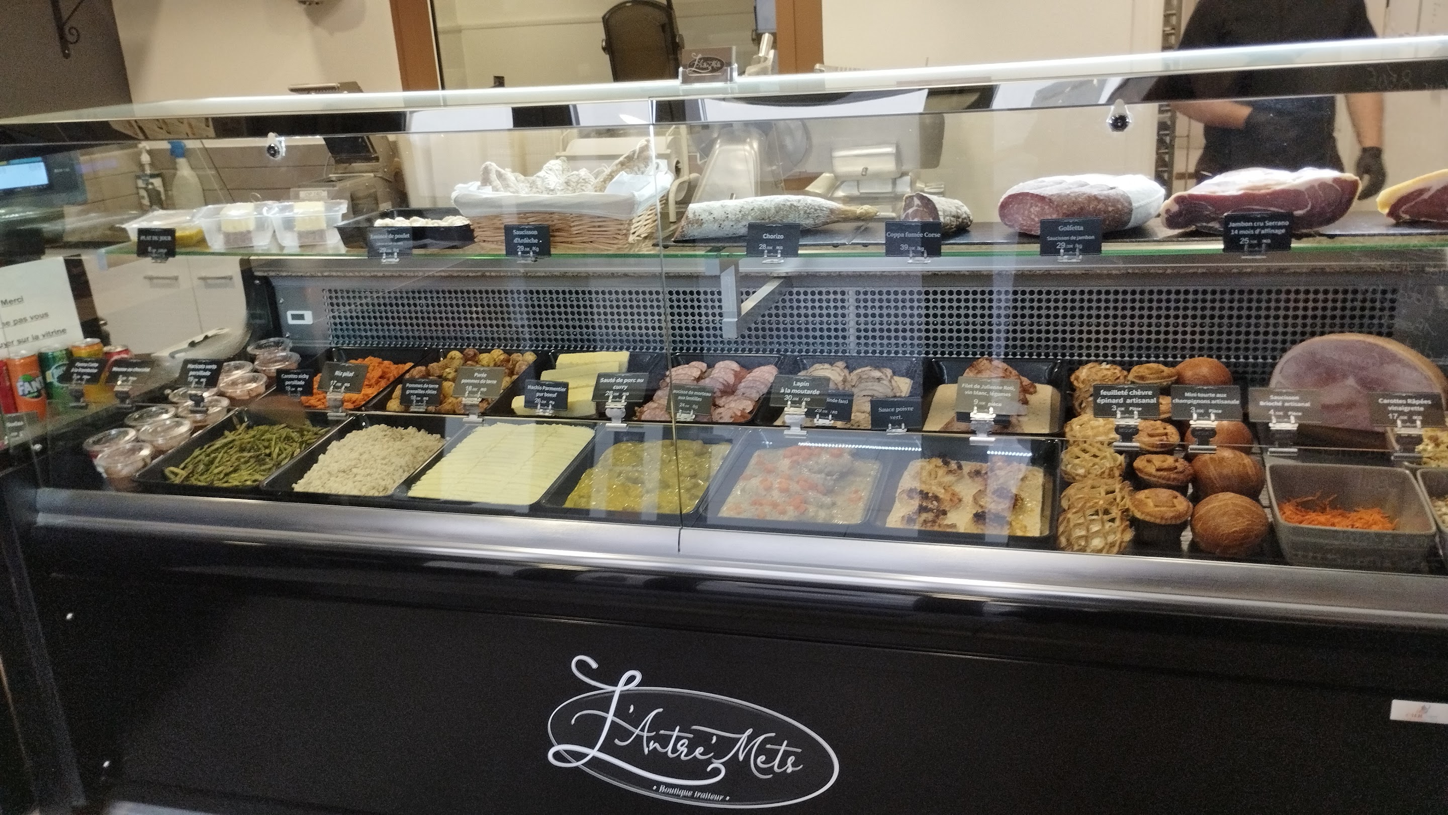 Boutique traiteur à Nyons 26 Drôme provençale.
Nous vendons notre fond, 75 M2 avec cave au normes. Matériels en bonne état.