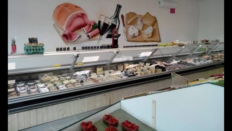 Vend fond de commerce Primeur fruits et légumes, charcuterie,  fromage, vin et épicerie fine. 
La ville de Fronton, environ 7000 habitants, est en pleine expansion car situé sur l axe Toulouse Montauban. 
Très beau magasin de 120m2 situé dans une zone commerciale dynamique (boulangerie, Centrakor, fleuriste, coiffeur, restaurants, Mc Do...).
Idéalement situé,  avec une visibilité optimale, sur un axe extrêmement passant (Toulouse- Fronton) avec de nombreuses places de parking réservées pour la clientèle. 
Magasin tout équipé : chambre froide de 10m2, caisse tactile neuve, grande vitrine réfrigérée de 7 m, bar à olive réfrigéré,  trancheuse à jambon.
Porte de service à l arrière donnant  sur une réserve d environ 8m2 idéale pour le chargement/ déchargement de marchandises.
 Pour plus de renseignements  merci de nous contacter.