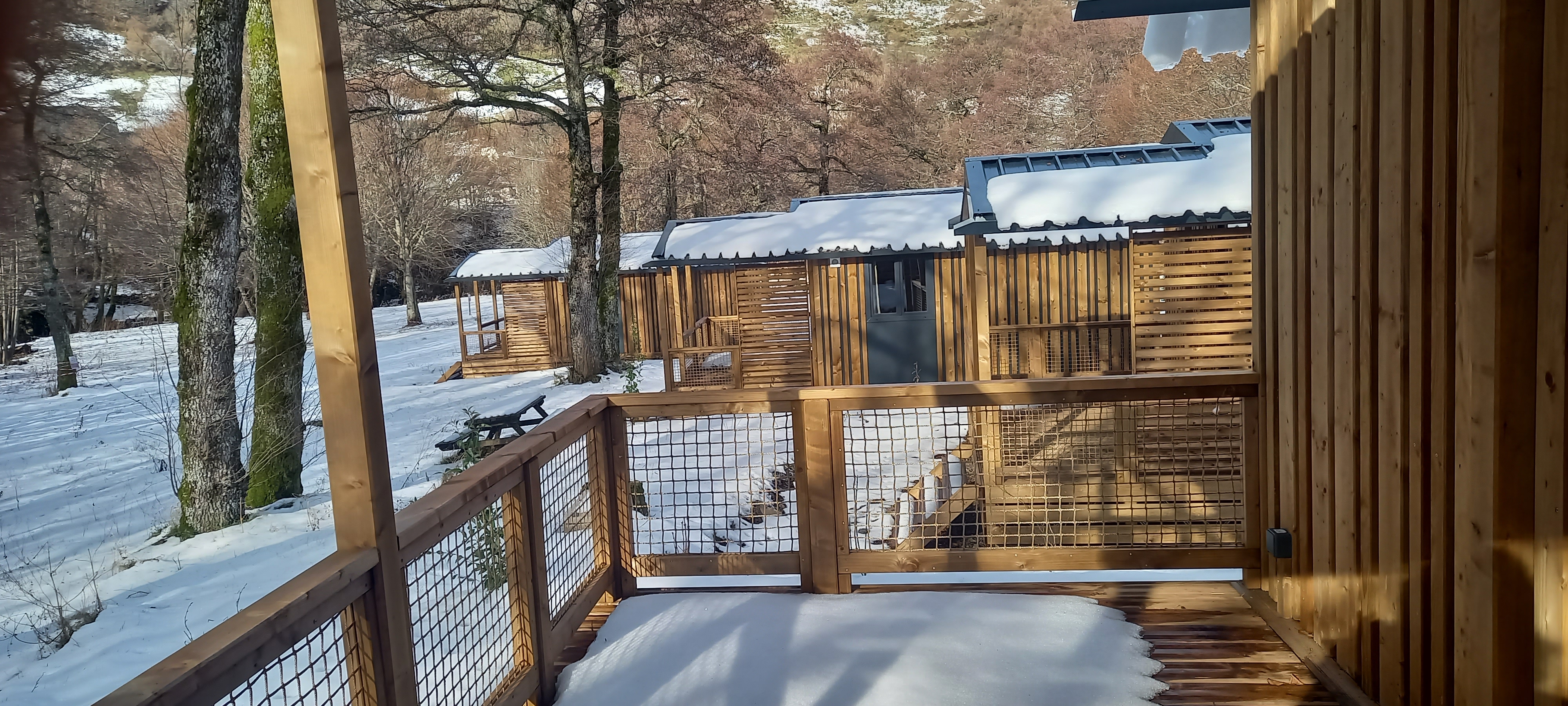 Vous souhaitez changer de vie, venez travailler dans un havre de paix au coeur du Cantal, loin du bruit et du stress quotidien. 
Camping situé au pied du Puy Mary – Un lieu idéal pour se ressourcer et profiter d’un cadre naturel exceptionnel, dans un village touristique au charme authentique.
Situé dans un écrin de verdure, aux portes du Parc Naturel des Volcans d'Auvergne, nous vous proposons :
La gérance de notre Camping Municipal nouvellement rénové. Des emplacements spacieux et ombragés pour tentes, caravanes et camping-cars. Une vue imprenable sur le Puy Mary – parfait pour les amoureux de la montagne et des randonnées . De nombreuses activités à proximité : randonnées, VTT, école de parapente, découverte de la faune et de la flore locales dans un environnement préservé . 
Notre camping comprend : 
4 Chalets locatifs
65 emplacements nus et délimités
3 emplacements grand confort spécifiques pour les Camping-Cars 
2 Blocs Sanitaires dont 1 chauffé et accessible au PMR 
1 logement pour le gérant 
1  Accueil avec coin cuisine pour développer l'activité snacking, épicerie, ou autres.
Le camping est prêt à fonctionner il n'attend plus qu'une personne motivée, acceuillante et dynamique pour le gérer.
N'hésitez pas à nous contacter pour plus de renseignements et pour visiter le site, d'autres photos sont disponibles sur demande.