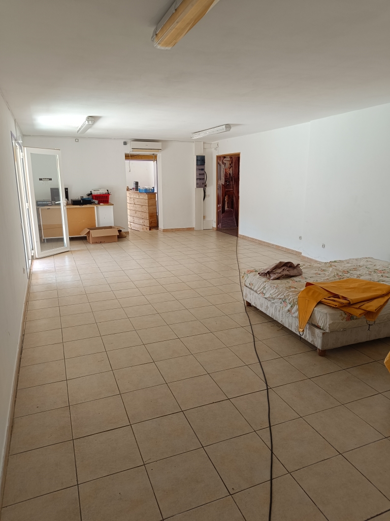 Vous rêvez de changer de vie ? Ce bien est fait pour vous !
Situé au cœur du berceau des Baronnies Provençales, dans un environnement naturel idyllique, ce commerce Alimentation - Bar - Snack vous offre une opportunité rare d’allier activité professionnelle et qualité de vie.
✨ Le lieu :
Jouxtant une aire naturelle à la ferme (non incluse dans la vente), le site est un point de passage incontournable des parapentistes et amateurs de nature. La saison estivale y est dynamique et l’hiver, plus doux, permet un rythme de vie équilibré.
🍽️ Le commerce :
D’une surface d’environ 100 m², incluant une arrière-boutique et une terrasse de 40 m² (non couverte), il est partiellement aménagé et comprend tout le matériel nécessaire à l’activité de restauration. Une belle base pour relancer une activité conviviale et attractive.
🏡 Le logement :
Sur place, vous disposez d’un espace d’habitation indépendant, idéal pour un couple ou une famille :
2 chambres de 12 m²
Salle d’eau + WC indépendant
Deux grandes pièces détente d’environ 35 m², dont une avec une vue imprenable à 280° sur le Fort des Baronnies
Équipements de confort modernes : géothermie, chauffe-eau solaire, centrale d’aspiration
📦 Un plus :
Un studio indépendant d’environ 45 m², à aménager, vous permettra de développer une activité de location saisonnière.
💶 Ce bien vous est proposé au prix de 430 000 €.
💡 Un cadre de vie et de travail unique, entre nature et convivialité, idéal pour un projet de reconversion ou une installation en couple dans une région ensoleillée et touristique.
📞 N’hésitez pas à me contacter pour de plus amples renseignements ou pour visiter le bien.