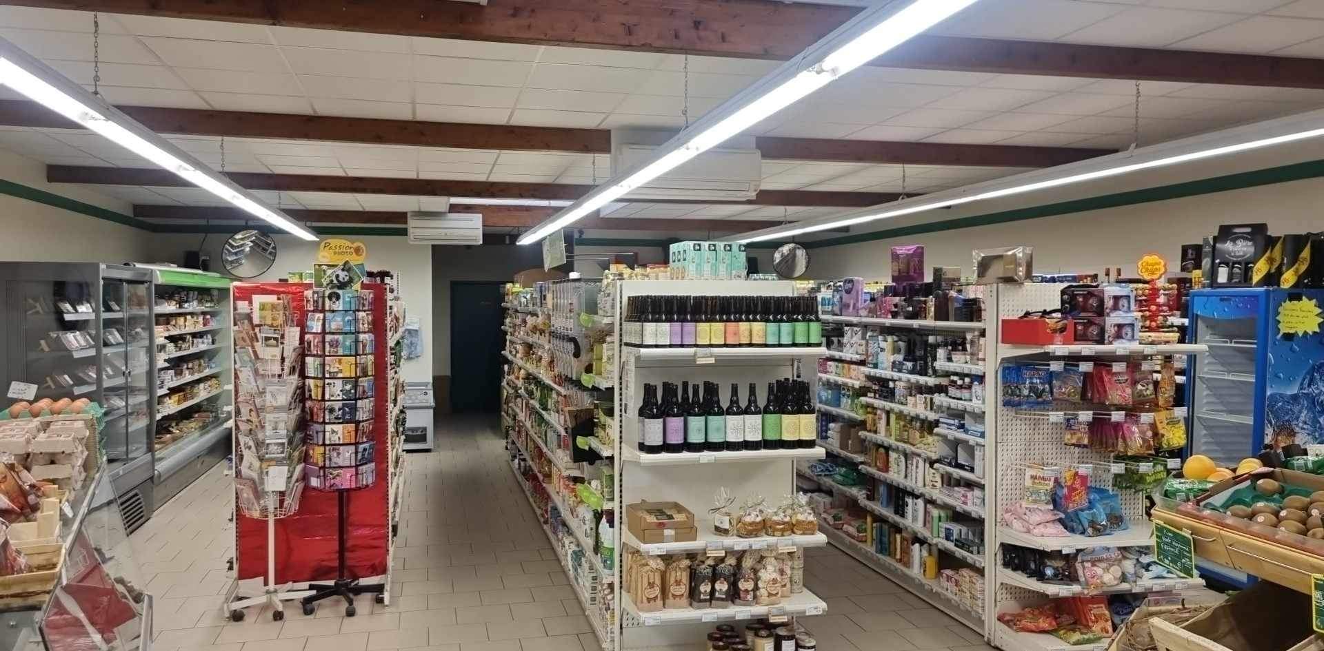 Bonjour 👋 

À vendre fond de commerce d'alimentation générale à Clémont en sologne 1h30 de Paris étang du puits à proximité 🚤⛱️🌞
Clientèle fidèle 
Vitrines réfrigérée neuves 
Four traiteur neuf 
Chambre froide
Local climatisé 

➡️ Bail commercial communal 3-6-9 💸 loyer 500€
➡️ Surface 230 m2 
➡️ CA 292 000 € 

💸💸💸 Prix négociable 100 000 € 💸💸💸