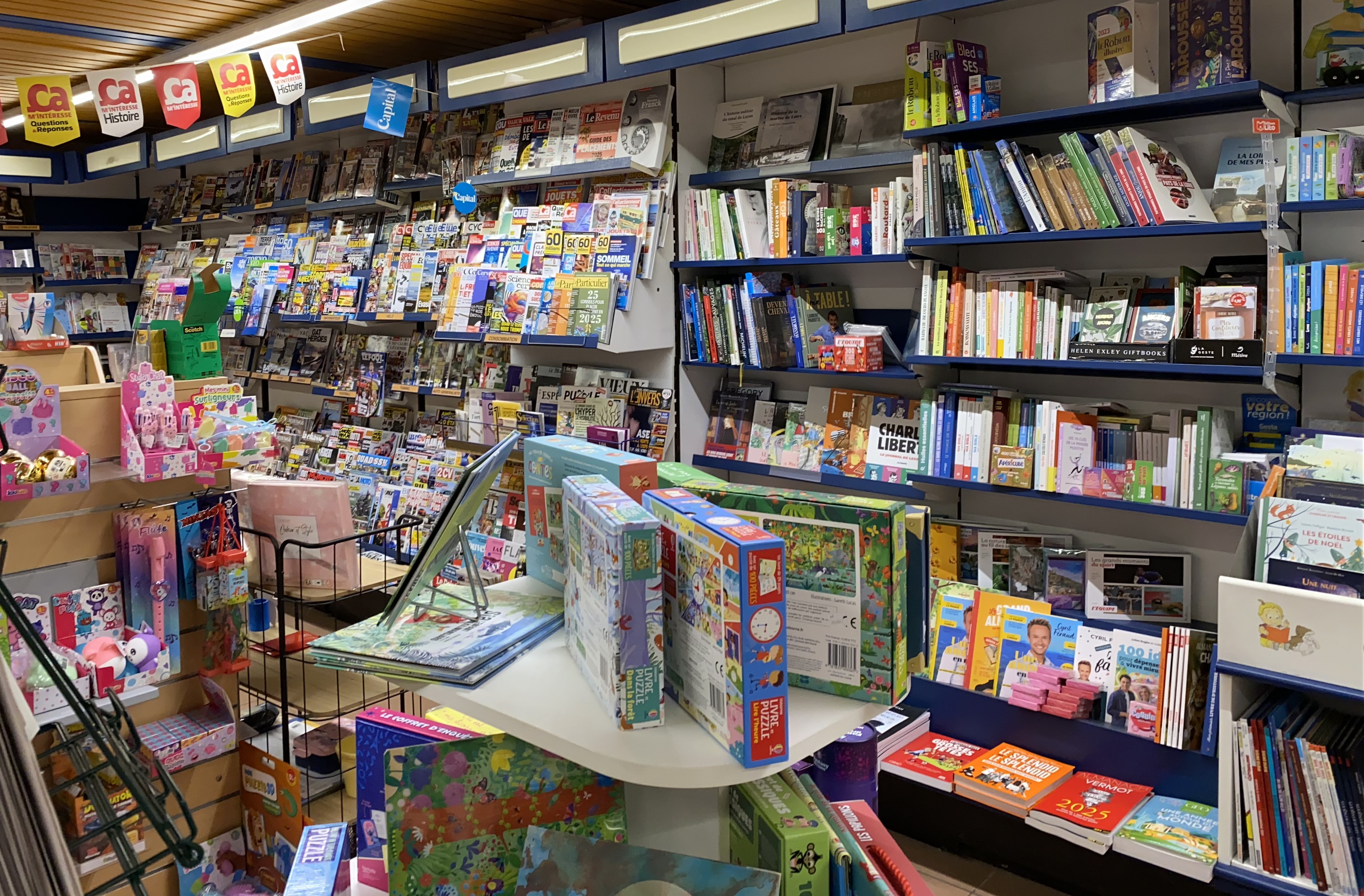 A VENDRE CAUSE RETRAITE

Presse-Librairie-Papeterie-Loto-Loterie-Cadeaux-Carterie-Relais colis

Magasin d'angle idéalement situé au cœur d'une ville de 7500 Habitants à 5 minutes des bords de Loire entre Angers et Saumur.

A proximité vous trouvez tout commerces (Ecoles, Collège, Cinéma, Musée, Piscine couverte, nombreuses associations sportives et culturelles etc....

Surface commerciale :  100 m2 + bureau+réserve
Loyer commercial :  895 €

Surface appartement a l'étage : 100 m2
Loyer    : 453 €

C.A  constant (possibilité de développer la Librairie)

N' hésiter pas a nous contacter pour de plus amples renseignements