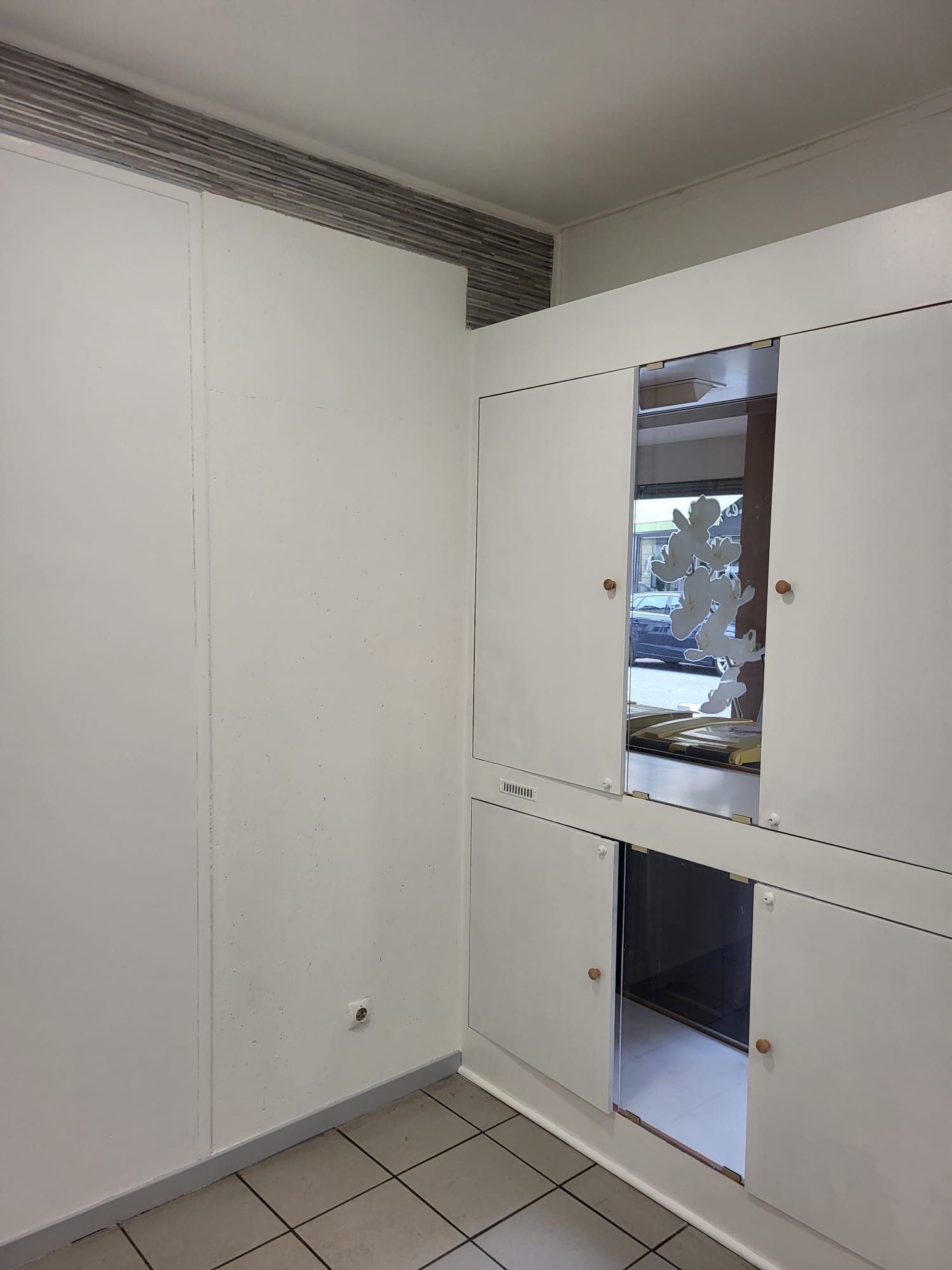 Belle opportunité à saisir au centre-ville de Lapalisse, commune touristique, riche de son château et de ses rassemblements "vintage" en lien avec la N7...

Le bien se compose d'une surface principale de 25 m², d'une arrière-boutique de 25 m² équipé d’un coffre, ainsi que de sanitaires comprenant WC et lave-mains.
Les vitrines sont sécurisées et ferment à clé.

Adresse : 21 rue Roosevelt, 03120 LAPALISSE
Superficie : 25 m² + 25 m² d’arrière-boutique avec coffre
Montant du loyer : 400 €

Pour tout renseignement complémentaire, vous pouvez joindre M. et Mme KOCA au 06 43 03 96 14