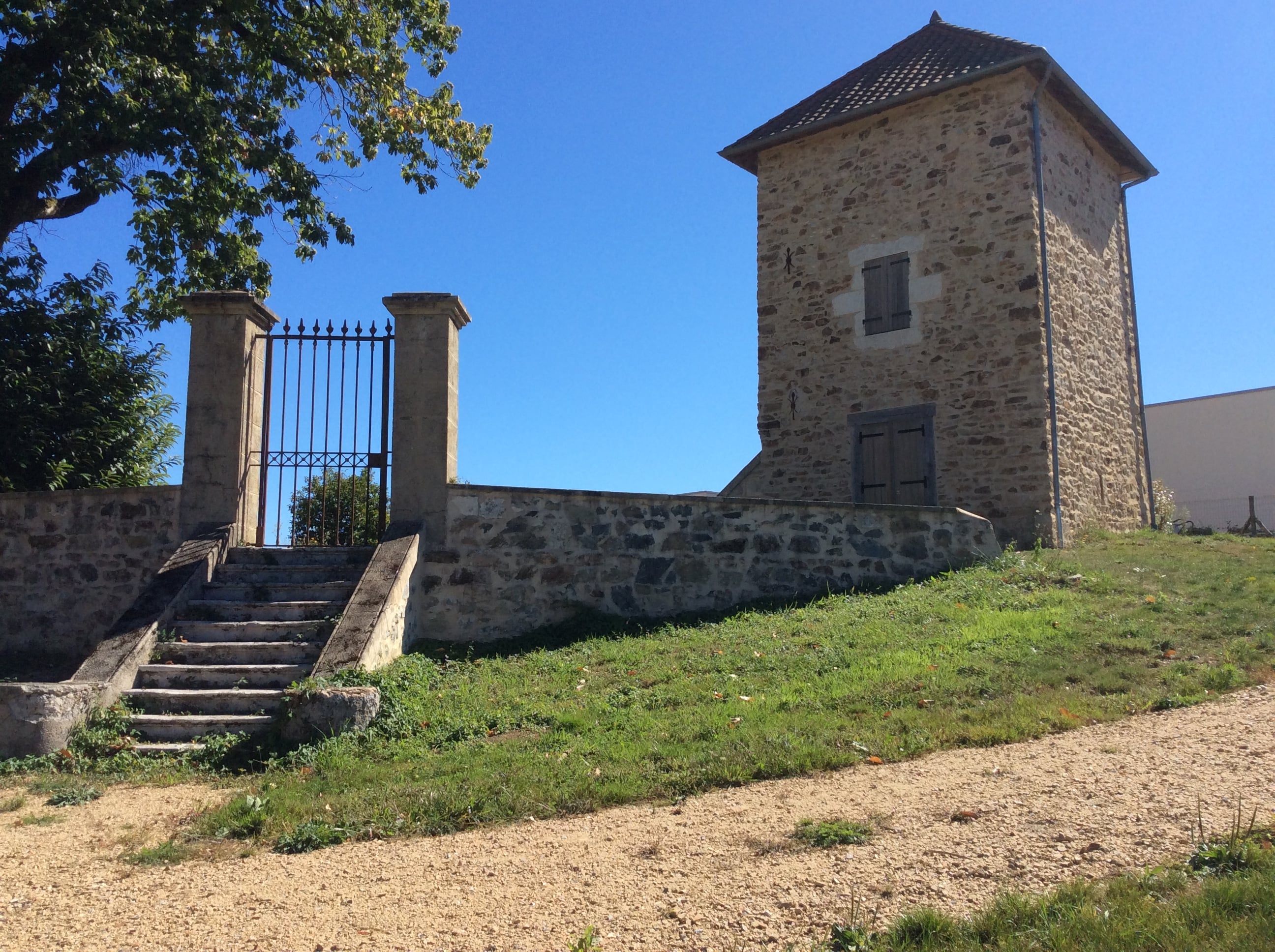 La Coquille, village de 1300 habitants du Périgord Vert, est situé dans le parc naturel régional Périgord-Limousin, à 50 km de Périgueux et de Limoges. Le bourg, traversé par la RN21,  dispose d'une gare, d'une poste, d'un collège, d'un groupe scolaire primaire, d'un centre de secours, d'un EHPAD, d'une maison médicale, d'une pharmacie, d'un cabinet vétérinaire, de nombreuses associations sportives et culturelles. En termes de commerces, on trouve à la Coquille, un supermarché, une station-service, un garage automobile, une quincaillerie, un pépiniériste/horticulteur, un bureau de tabac, une boucherie, un fleuriste, un hôtel-restaurant, une pizzéria, un bar-PMU et un snack, deux maisons funéraires, un magasin de vêtements/mercerie, un antiquaire, un brocanteur. Il ne nous manque donc qu'une boulangerie-pâtisserie, à créer.
A cette fin, nous recherchons un boulanger-pâtissier qui souhaiterait s'installer dans un environnement agréable, en bénéficiant de l'appui de la municipalité, en plus des aides traditionnelles en matière d'installation et de création.
Madame la Maire est à votre disposition pour échanger sur vos projets !