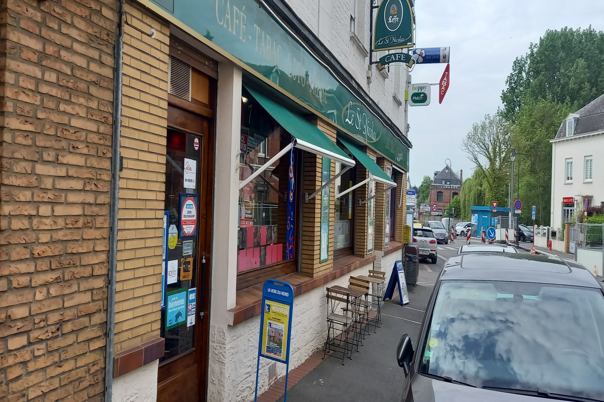 Belle affaire sur axe très passant,parking et arrêt de bus à proximité.De nombreux commerces de proximité 
(Pharmacie,boulangerie,fleuriste...)fermeture 1,5 jour par semaine et 5 semaines de congés. Logement agréable avec 3 chambres grande cour et garage.Petit loyer,commissions 85000? affaire pour couple pas de salarié à reprendre bar 85 hectolitres par an