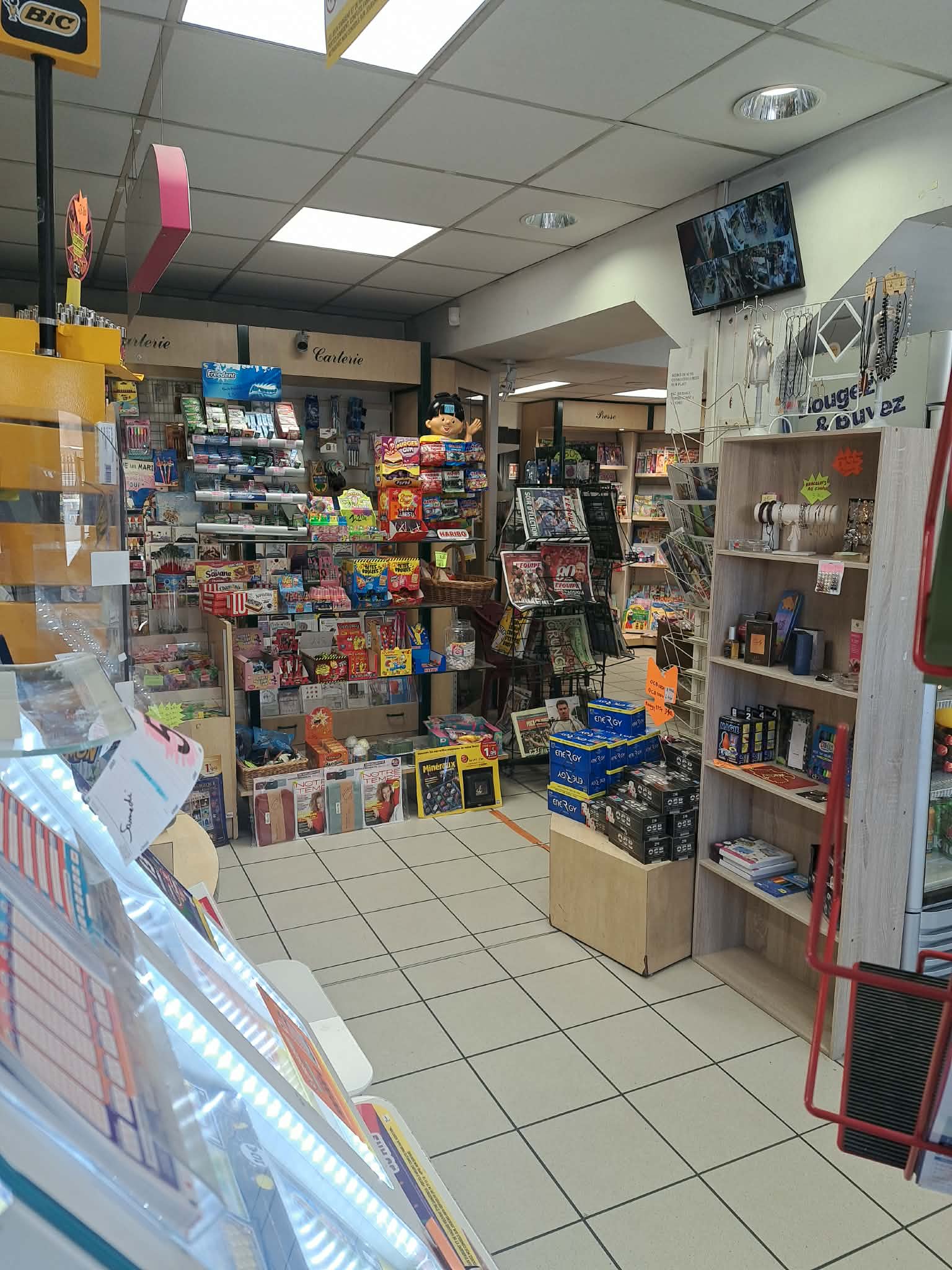 🔥 TABAC – FDJ – PMU – PRESSE | EMPLACEMENT N°1 | FORT POTENTIEL 🔥

📍 Le Teil (Ardèche) – à 15 min de Montélimar / 30 min de Valence

🚨 OPPORTUNITÉ RARE – DÉPART À LA RETRAITE EFFECTIF (fermeture envisagée)
Commerce exploité depuis +15 ans, à reprendre rapidement – prix attractif.

💼 LE COMMERCE

Situé au cœur d’une commune dynamique de 9 000 habitants, ce Tabac – Presse – FDJ – PMU bénéficie d’un :
✔ Emplacement central avec fort passage
✔ Excellente visibilité (façade rénovée récemment)
✔ Environnement commerçant (boulangerie, bar, restaurant, pharmacie…)
✔ Stationnement facile + arrêt minute devant

📊 SURFACE & ÉQUIPEMENTS

Surface de vente : 75 m²
Réserve : 10 m²
2 vitrines – 17 mètres linéaires presse (60 m développés)
Local sécurisé : coffre, alarme, vidéosurveillance, rideaux métalliques, vitres anti-effraction
Matériel récent : caisse (2024), copieur / scanner / mail

🛍️ ACTIVITÉS

Tabac
FDJ / Loto / Amigo
PMU + borne express
Presse
CBD
Carterie, cadeaux
Confiserie, boissons
Licence 3 (vente à emporter)
Compte Nickel

👉 Activité complète + revenus diversifiés

🚀 FORT POTENTIEL DE DÉVELOPPEMENT

De nombreuses pistes pour augmenter le chiffre d’affaires :
Élargir les horaires
Développer relais colis
Renforcer offre e-liquides / chicha
Développer produits à marge (cadeaux, souvenirs, snacking…)

👉 Commerce sain, avec potentiel immédiat de croissance

💰 CONDITIONS

Loyer attractif
Bail 3/6/9 renouvelé
Prix de vente : à débattre

👤 PROFIL IDÉAL

✔ Couple ou repreneur motivé
✔ Projet de reconversion
✔ Commerçant souhaitant développer un point de vente à fort potentiel

📞 Contact direct par téléphone pour plus d’informations ou organiser une visite
👉 Opportunité à saisir rapidement !