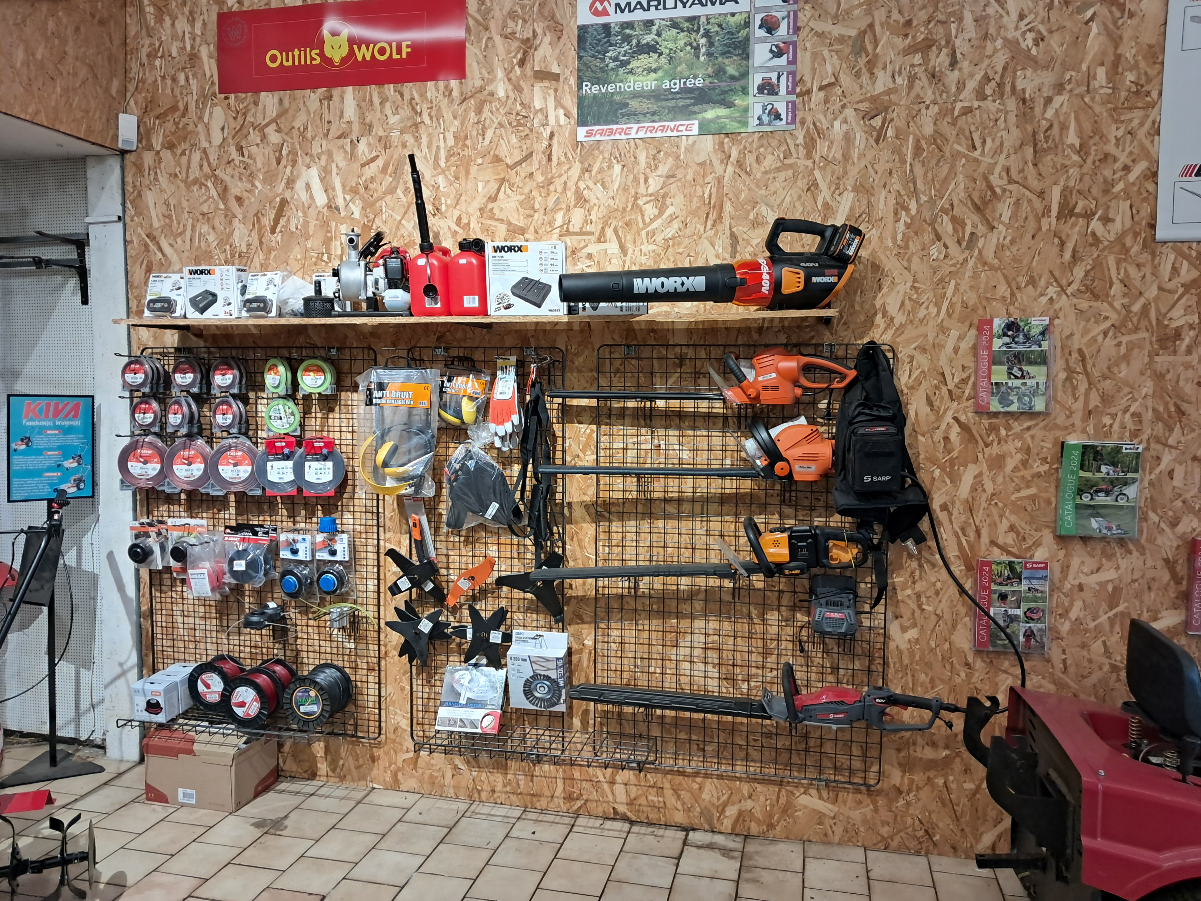 Vends fond de commerce de motoculture de plaisance,cause retraite.
CA 150000 €. Local de 250m2, Loyer 800€ mensuel situé à TOMBLAINE en banlieue de NANCY.
Vente,réparation,entretien de tout matériel de motoculture de plaisance.
Ce commerce vient de fêter ses 40 ans.