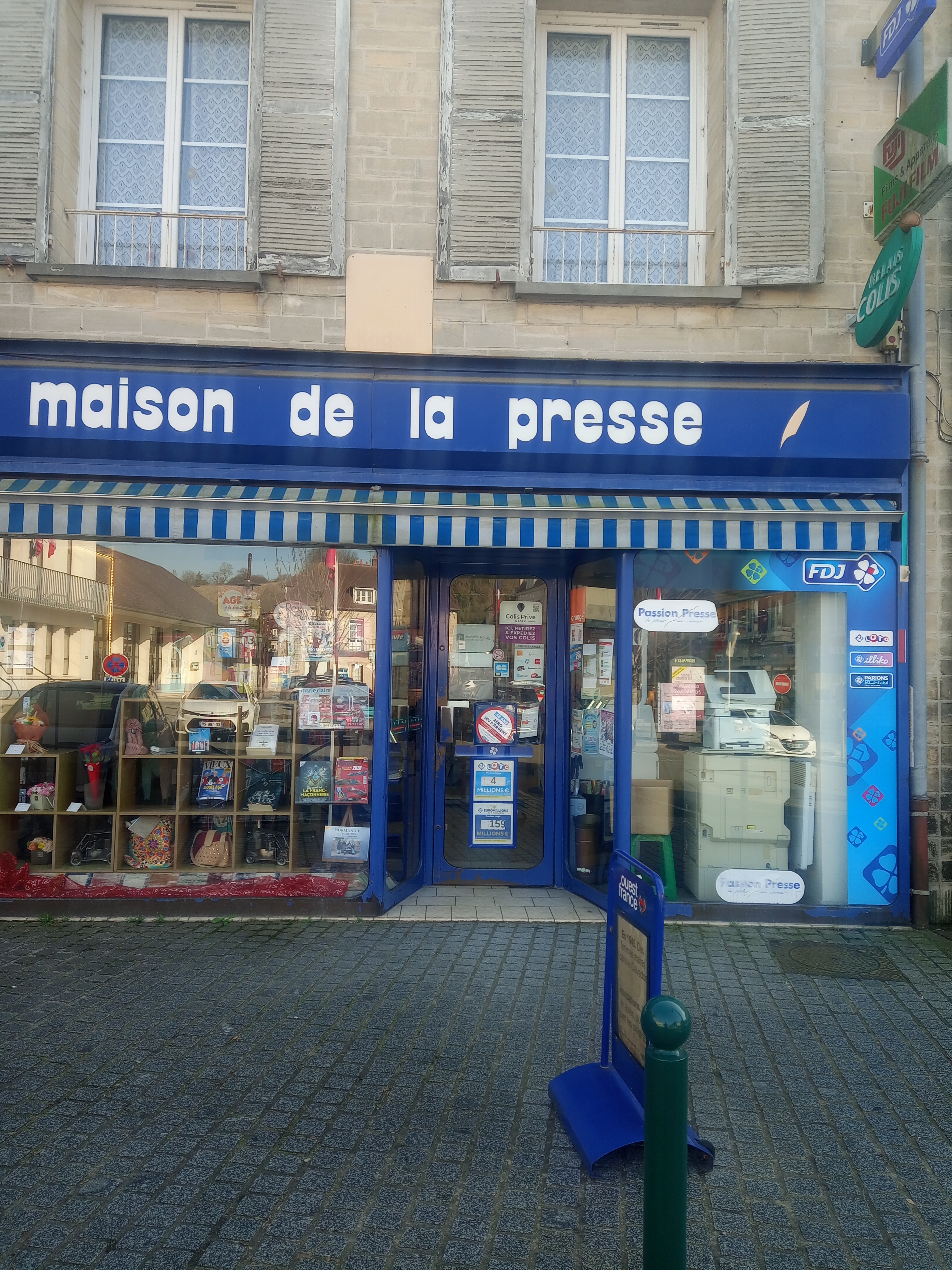Maison de presse tenu depuis 20 ans avec un appartement T4 , 2 garages une cour village en pleine évolution lotissement de 300 maisons qui se montent à l entré du village et un lotissement de + de 100 maisons prévues dans les mois à venir pour ma part c est l heure de la retraite