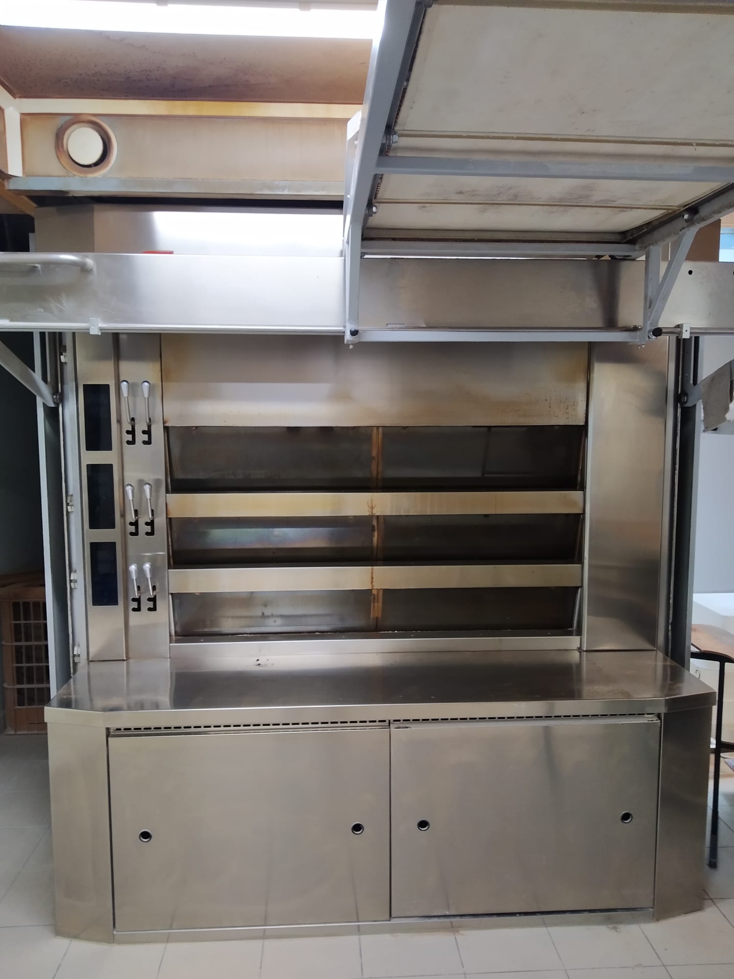 Boulangerie-Pâtisserie à vendre à Drain, commune d'Orée d'Anjou de 2000 habitants.
Cause : départ en retraite
300m² de surface totale (dont magasin 30m²)
Appartement T4 de 90m² à l'étage
Four Fringand 6 bouches de 2020
Véhicule électrique
A proximité : grand parking, écoles, salon de coiffure, bar-restauration rapide, cabinet infirmier, supérette libre-service, camping.
CA 200000 certifié comptable
Possibilité d'achat des murs