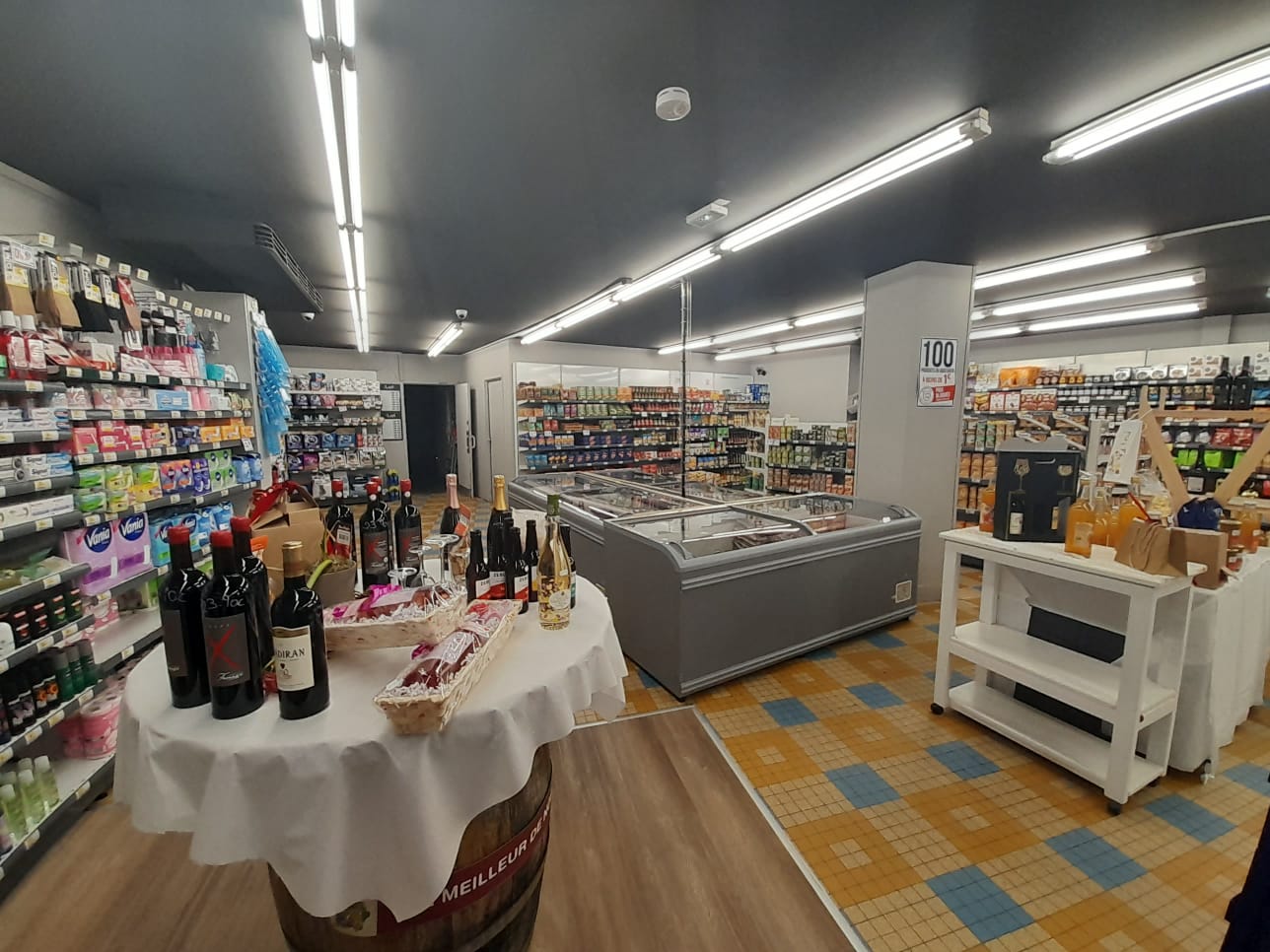 Vous souhaitez investir dans un commerce alimentaire en franchise clé en main sous enseigne ? Cette offre peut répondre à votre projet !

Description du projet :

Ce commerce est situé dans une zone attrayante et entourée de commerces (pharmacie, bar, banque, tabac, boucherie, boulangerie, pôle santé, écoles). 

Il offre une surface d'environ 203 m² avec en plus une réserve d'environ 100 m² (avec un bureau). 

Cette affaire présente de nombreux atouts, dont un chiffre d'affaires en évolution constante. 

La localisation privilégiée de ce magasin, dans un quartier agréable de 8 000habitants au sein d'une commune de plus de 20 000habitants. 

Les services Mondial Relay et Point Poste sont mis en place dans le magasin et génèrent des commissions annuelles de 10K€. 

Un logement de 110m² avec 3 chambres est également disponible au dessus du magasin. 

Le magasin anime également le réseau Facebook avec sa propre page :  -Eysses/1 5015/ 

Si vous recherchez une opportunité prometteuse dans le domaine du commerce, ce fonds de commerce pourrait bien être la perle rare que vous attendiez.

Informations sur le projet:
Prix de cession : 140 K€
Apport personnel : 60 K€
Loyer annuel : 22 K€
Chiffre d’affaires annuel TTC : 668 K€
Surface de vente : 203m²

Type de contrat: Franchise
Droit d'entrée: 0€
 
JOURS D’OUVERTURES ET HORAIRES :
Du mardi au samedi : 07h30 à 19h30 
Le dimanche : 08h00 à 12h30 
Fermé le Lundi

Les avantages de notre enseigne :
• Une centrale d’achat puissante
• Une forte notoriété et un savoir-faire reconnu depuis125 ans
• Une logistique efficace capable de livrer partout en France
• Une formation gratuite sur mesure
• Un accompagnement personnalisé

Devenez un commerçant 100% indépendant ! Cette offre vous correspond ?
Contactez-nous pour rejoindre l’aventure !