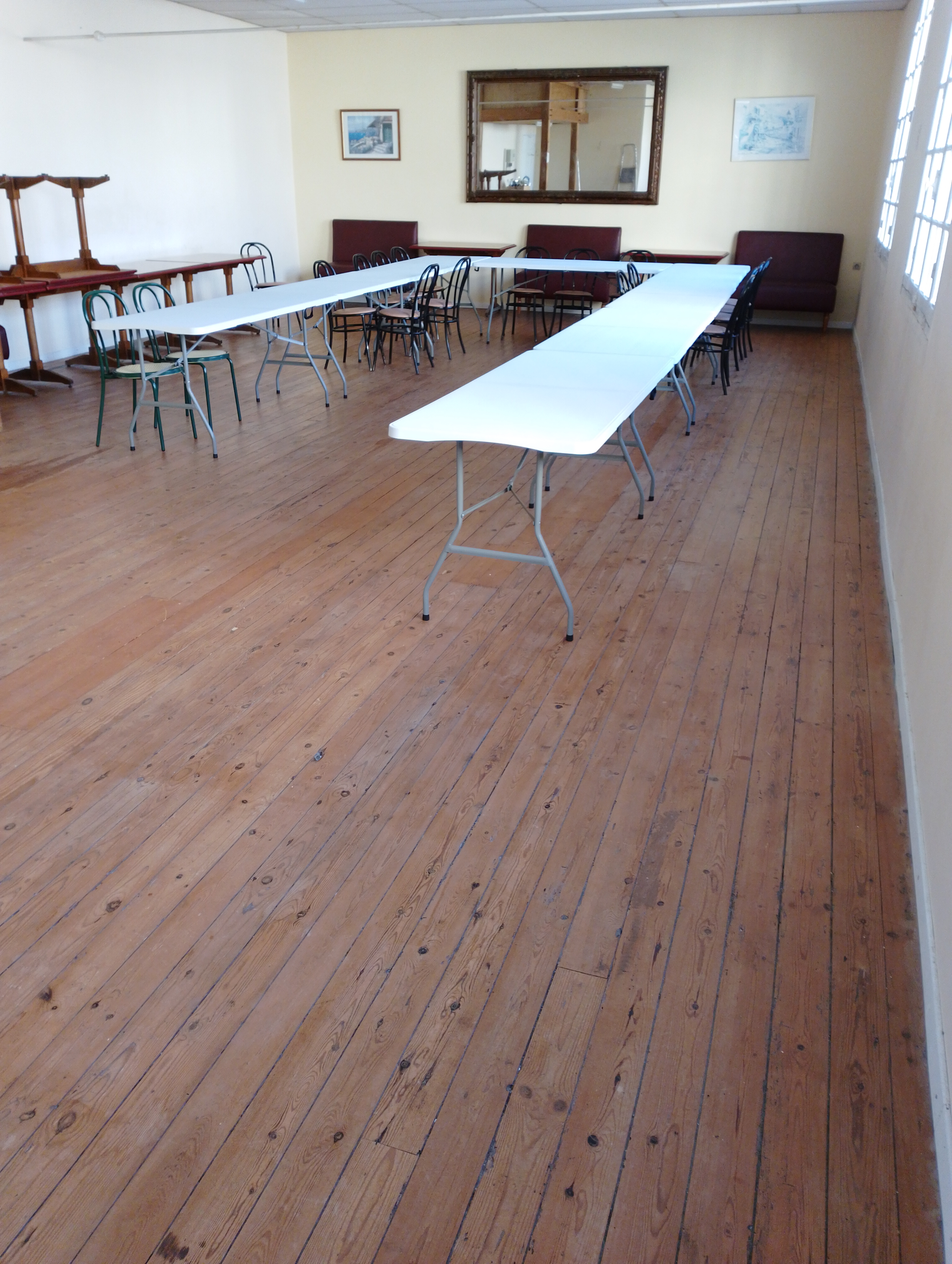 À vendre murs et fonds bar snack PMU au centre du village beau potentiel avec logement au dessus superficie total 450 mettre carré en tout ,
 une salle pouvant accueillir 80 personnes attenante au bar pour organiser des soirées 
Logement refait à neuf 4 chambres 2 salon,2 salle d'eau chauffage réversible
Secteur Saumur