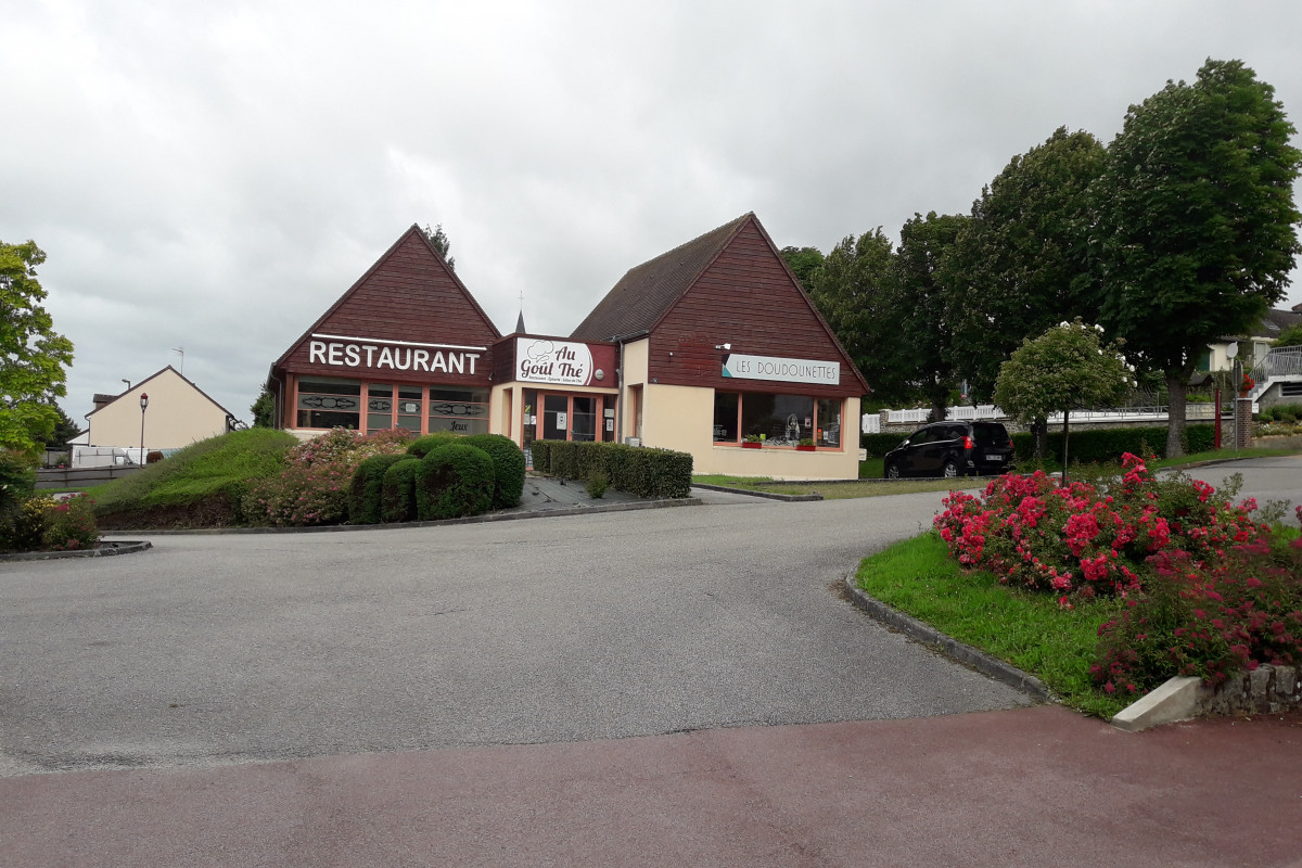 Les locaux d'une surface de 150 m² sont situés de plein-pied. Des places de parking entourent le restaurant et une terrasse de 42 m² peut être utilisée pour le service. La voie verte (Vélocénie) passe à proximité du restaurant. Il n'y a pas d'acquisition de fonds de commerce. La Mairie met à disposition une chambre froide positive, le piano, la hotte, les plonges, un four et le comptoir. Il est possible de scinder la pièce principale selon les besoins. Le restaurant se situe dans une zone touristique attractive, Le Perche, au sein de laquelle l'offre de restauration est insuffisante. Une clientèle locale (Particuliers et Entreprises) peut également être fidélisée.
