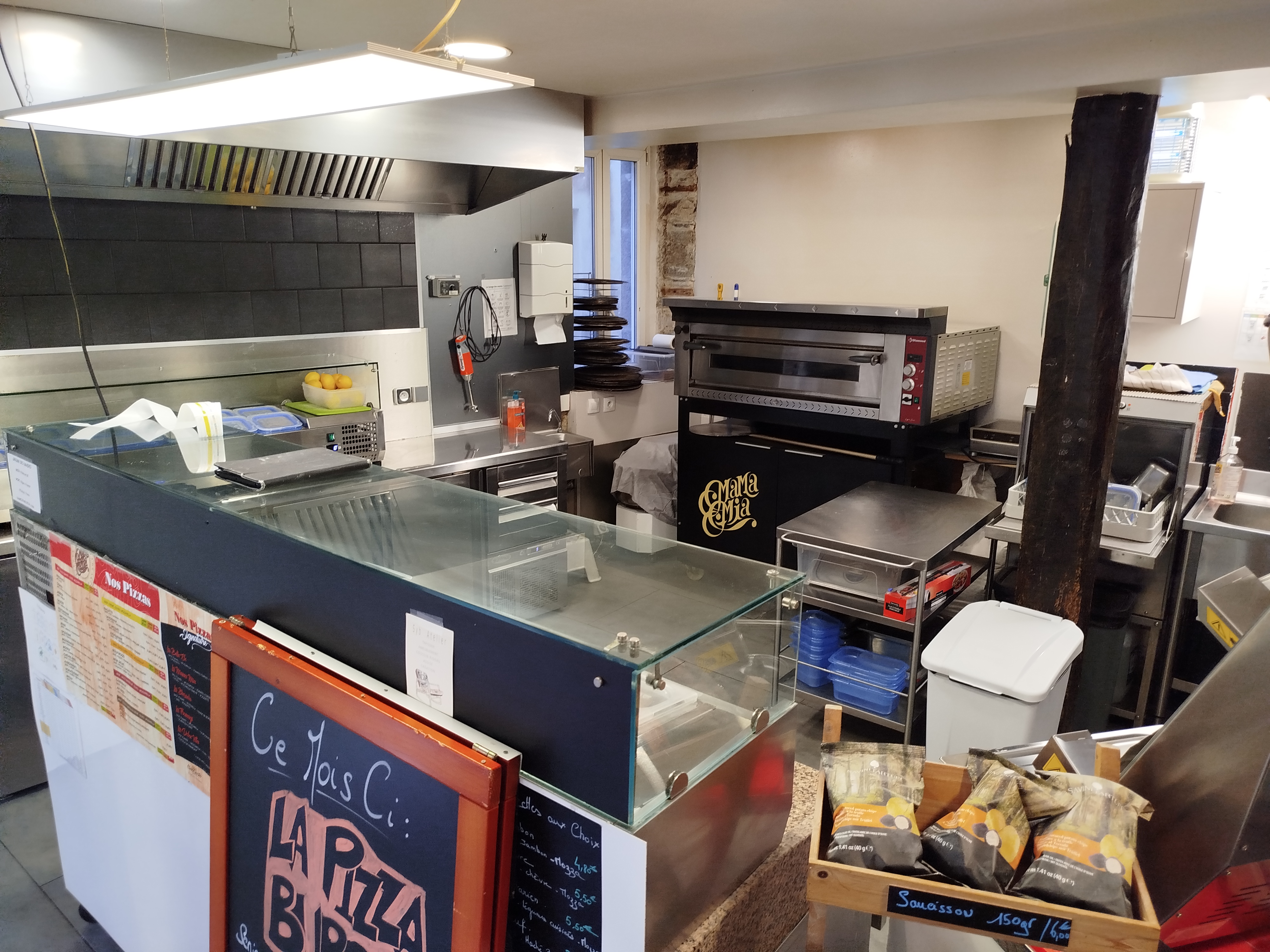 Cause départ en retraite, vend fond de commerce de pizzas à emporter.
Entièrement équipé : Four, pétrin, laminoir, table à pizza, saladettes, réfrigérateurs, congélateurs, triteuse, plancha ..... etc.
Situé dans village étape et petite cité de caractère. Au bord de la presqu'ile de Crozon entre Quimper et Brest.
Rue passante et fréquentée.