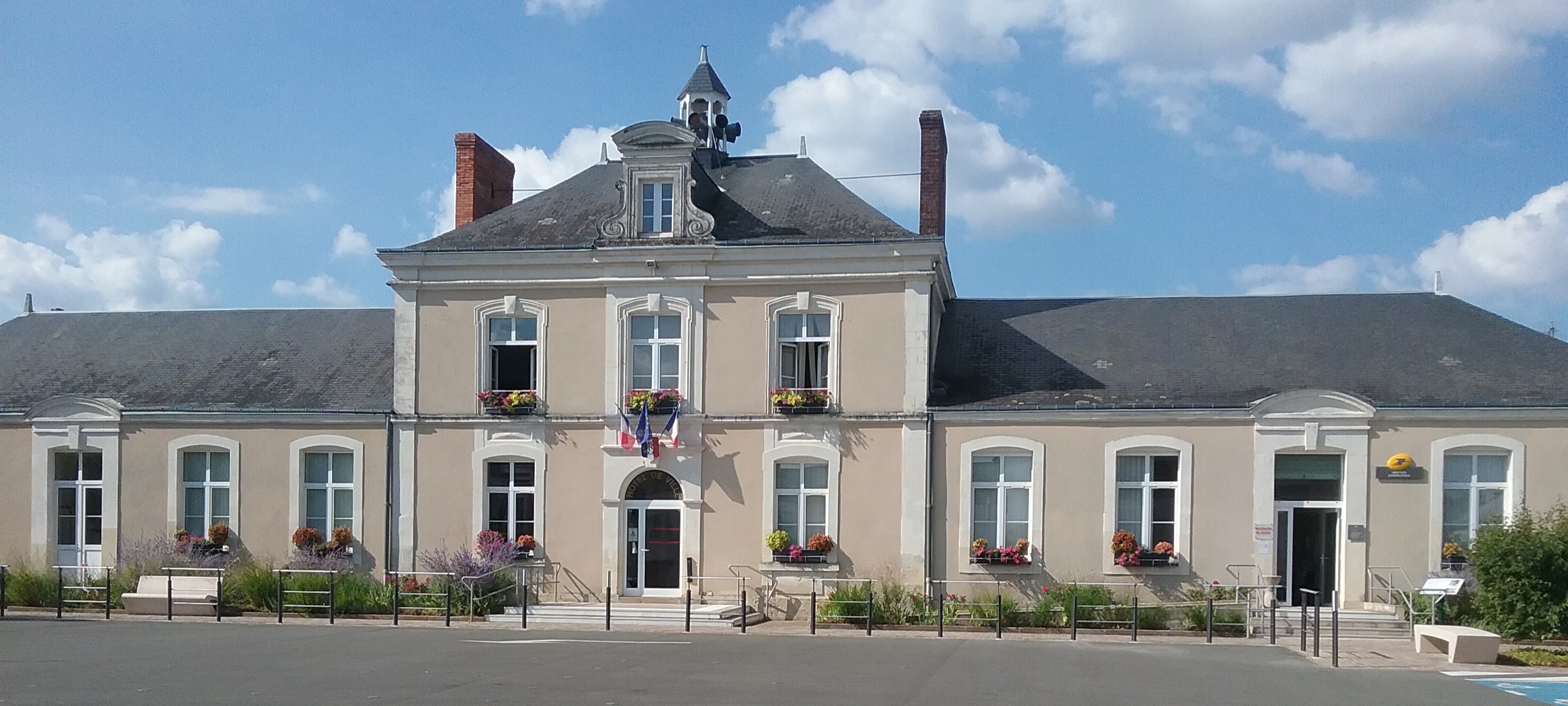 UNE CLIENTÈLE ASSURÉE :
unique restaurant du village en centre-ville : salle de 60 couverts et terrasse de 60 couverts, Cuisine & salles équipées, de plain-pied face à la Mairie - Seul restaurant du village. Parking 50 places en face. Commerce propriété de la mairie en cours de rénovation. Contact : mairie d’Aubigné-Racan :  02.43.46.20.70 / 06 83 76 71 72, dev@aubigne-racan.com Gilles Menant chargé de développement.
Profil des repreneurs : idéal pour un couple. Cuisinier (F/H) qualifié. Restaurateurs en capacité d’investir (décorations/équipements) en collaboration avec la municipalité. Potentiel minimum 60 couverts midi et plats à emporter. Proposer une offre variée de produits locaux. Capacité de gestion et d'organisation.
Aubigné-Racan est  une commune très dynamique de 2200 habitants : 2 écoles, une crèche associative, une maison d'assistante maternelle. Tous commerces et artisans. Pharmacie, médecin, kinésithérapeute Espace de loisirs et sportifs unique dans le sud Sarthe, bibliothèque, 35 associations. Proche A28 et gare SNCF ligne Le Mans Tours.